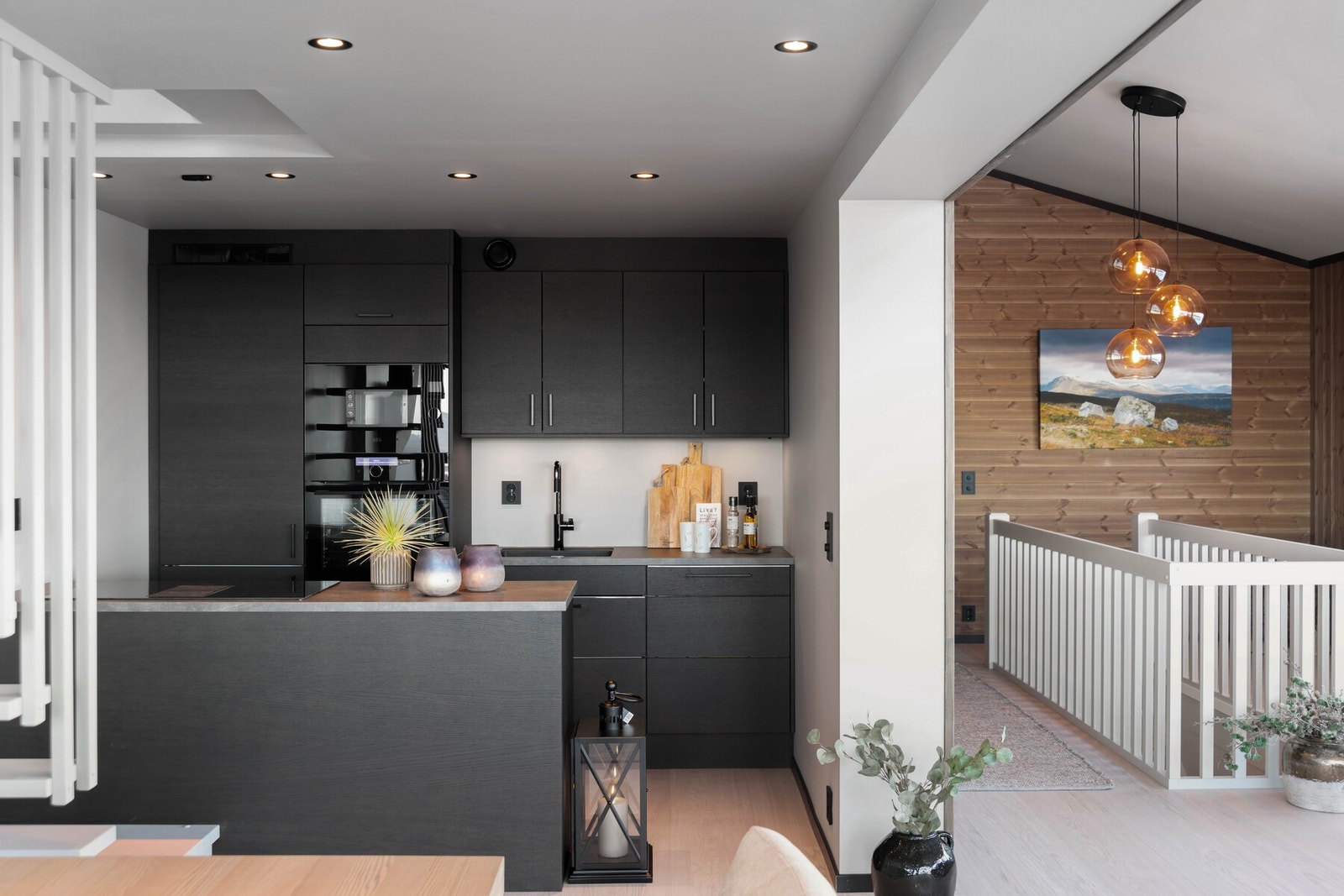 Leiligheten er meget moderne, og har mørk kjøkkeninnredning. Galleribilde