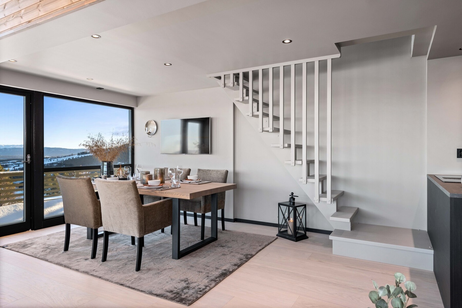 Stuen har god plass til sofakrok og spisebord. Galleribilde