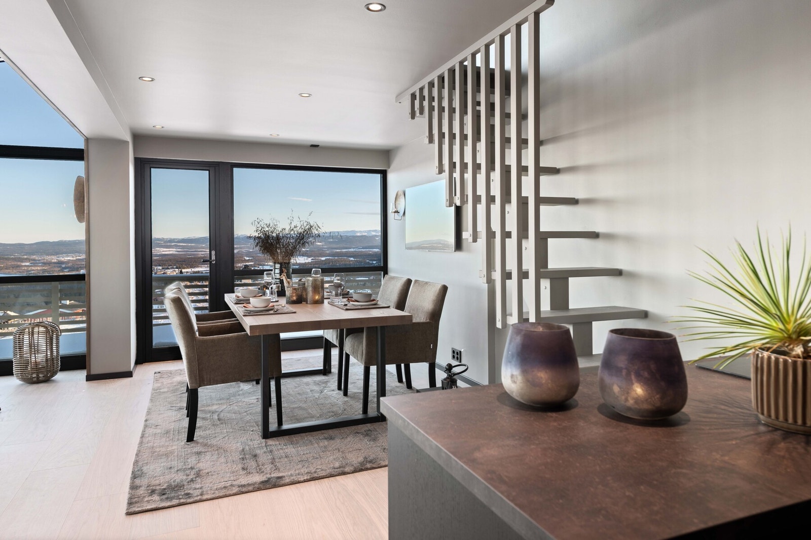 Gulvene er dekket med herdet eikeparkett som har 20 års garanti. Galleribilde