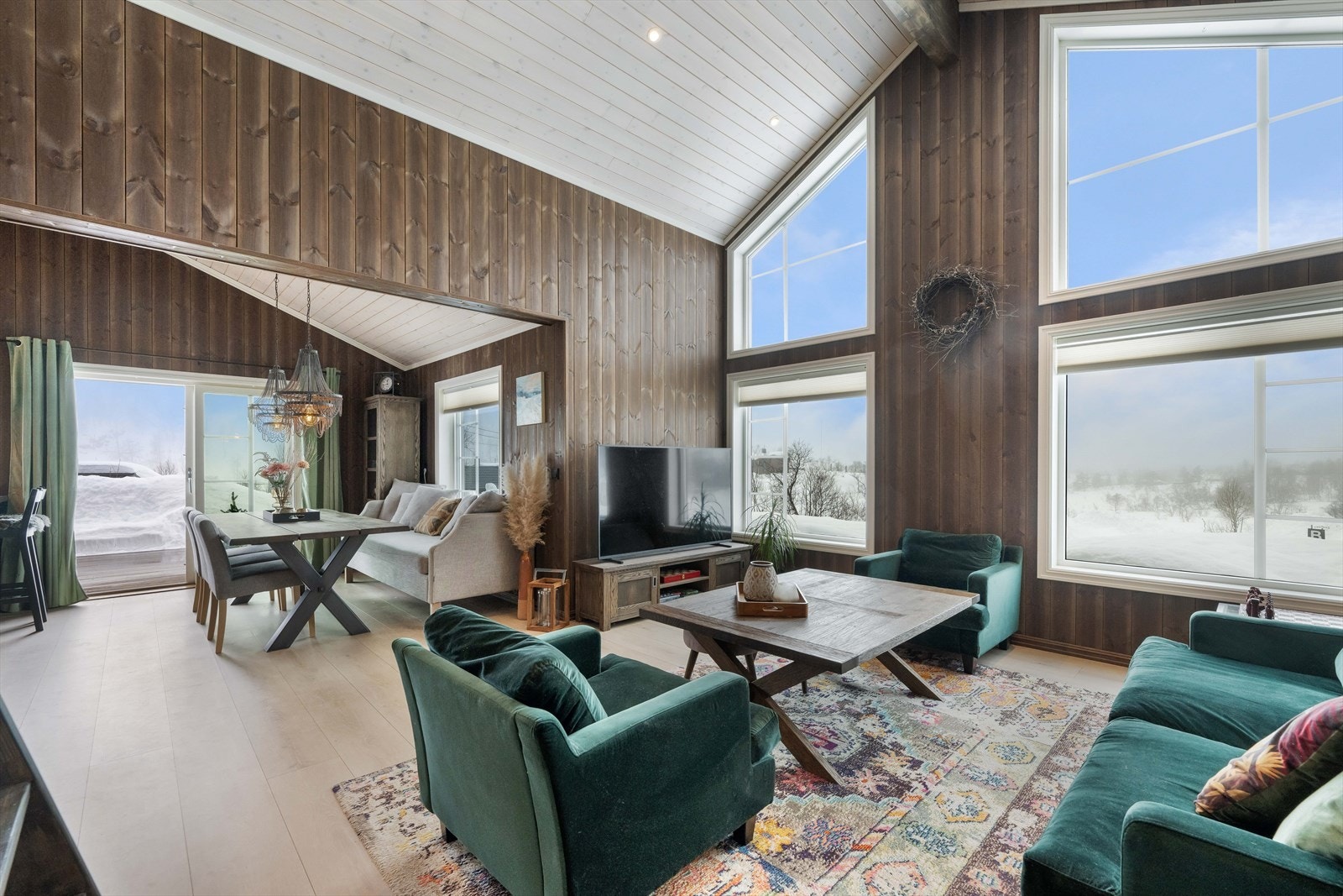 God takhøyde og store vinduer gir godt lys og en luksuriøs følelse. Galleribilde