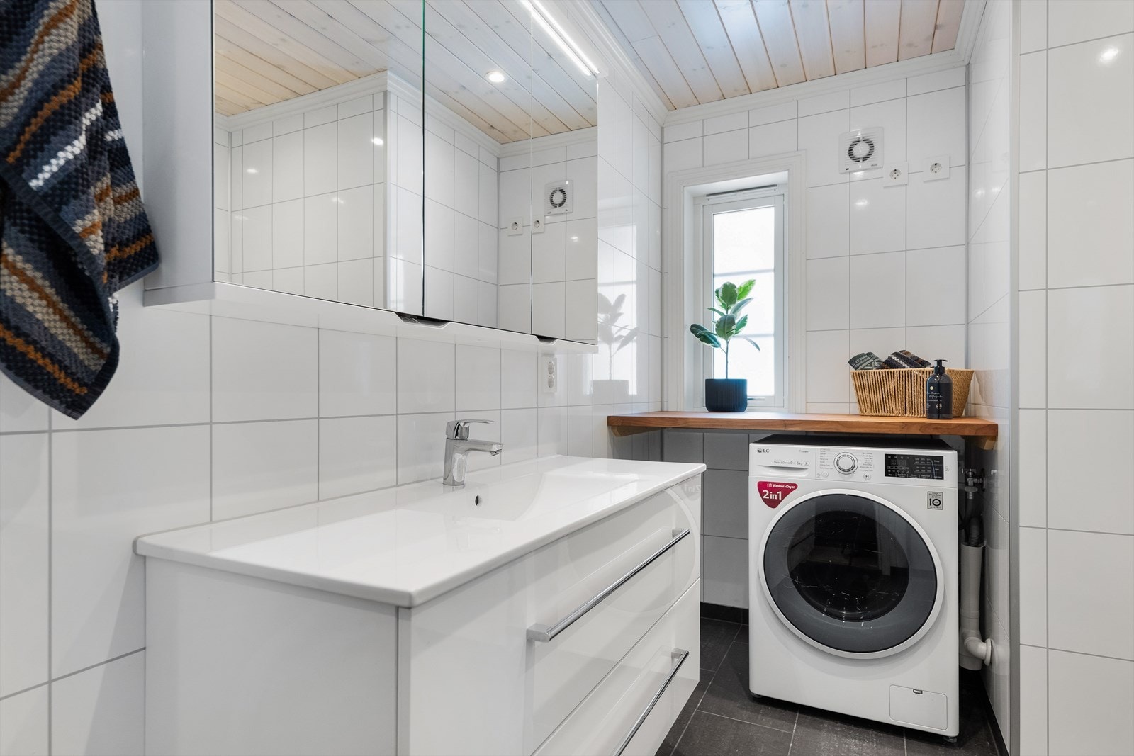 Hytten har et moderne, baderom med fliser på gulv og behagelig gulvvarme, våtromsplater på vegger, downlights i himling, dusjhjørne, baderomsmøbler og wc. Galleribilde