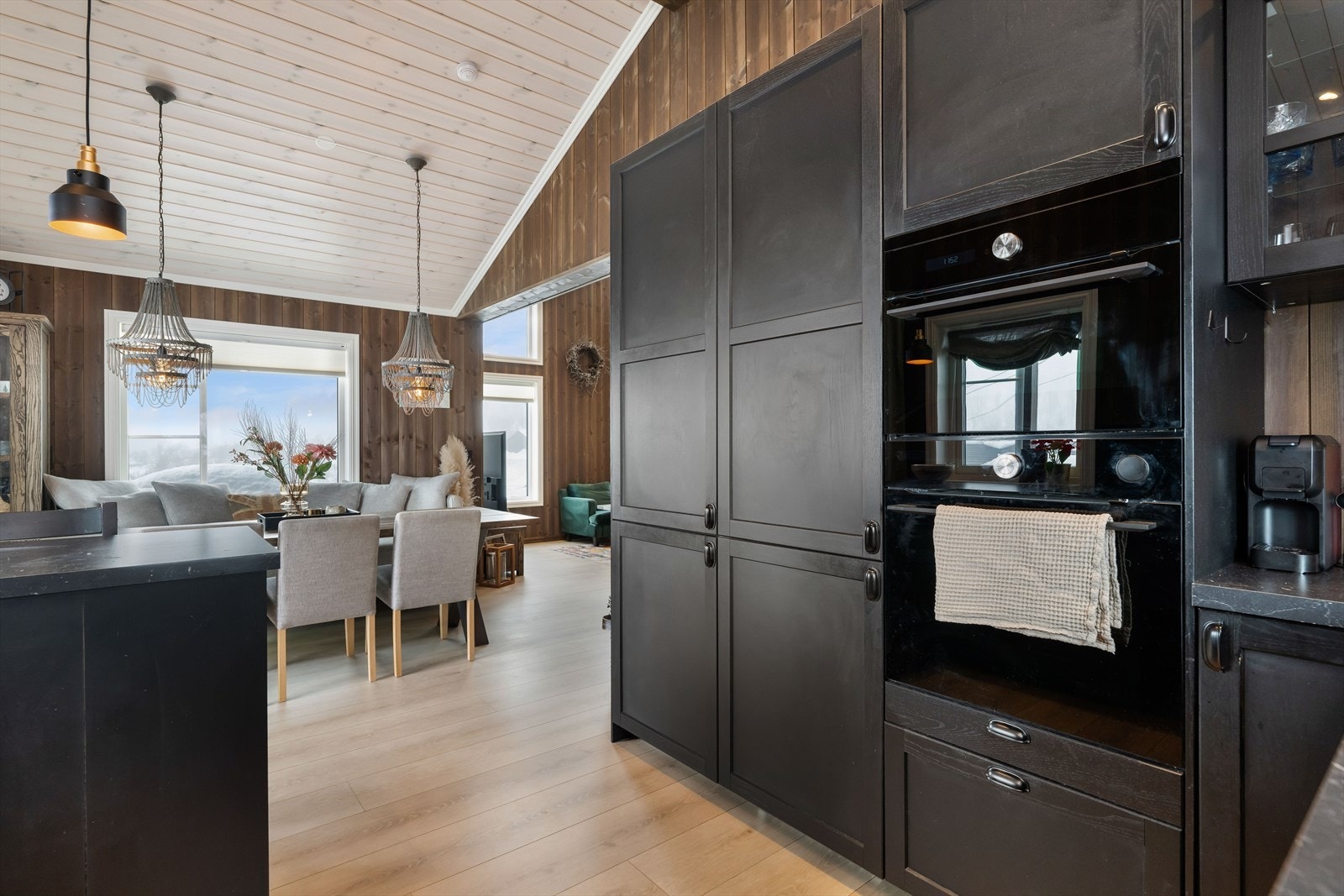 Her finner du profilerte fronter, spisedisk vendt mot spisestuen og alle hvitevarer integrert. Galleribilde