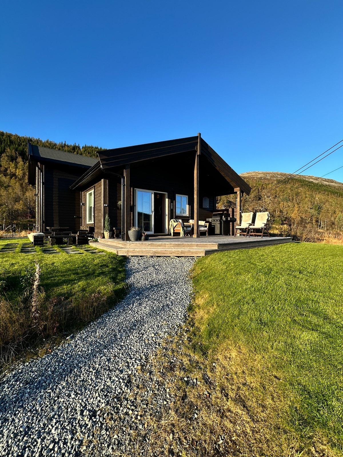 Med grusgang rundt hytten og en grussti opp fra parkeringsplassen er adkomsten enkel og praktisk hele året. Galleribilde