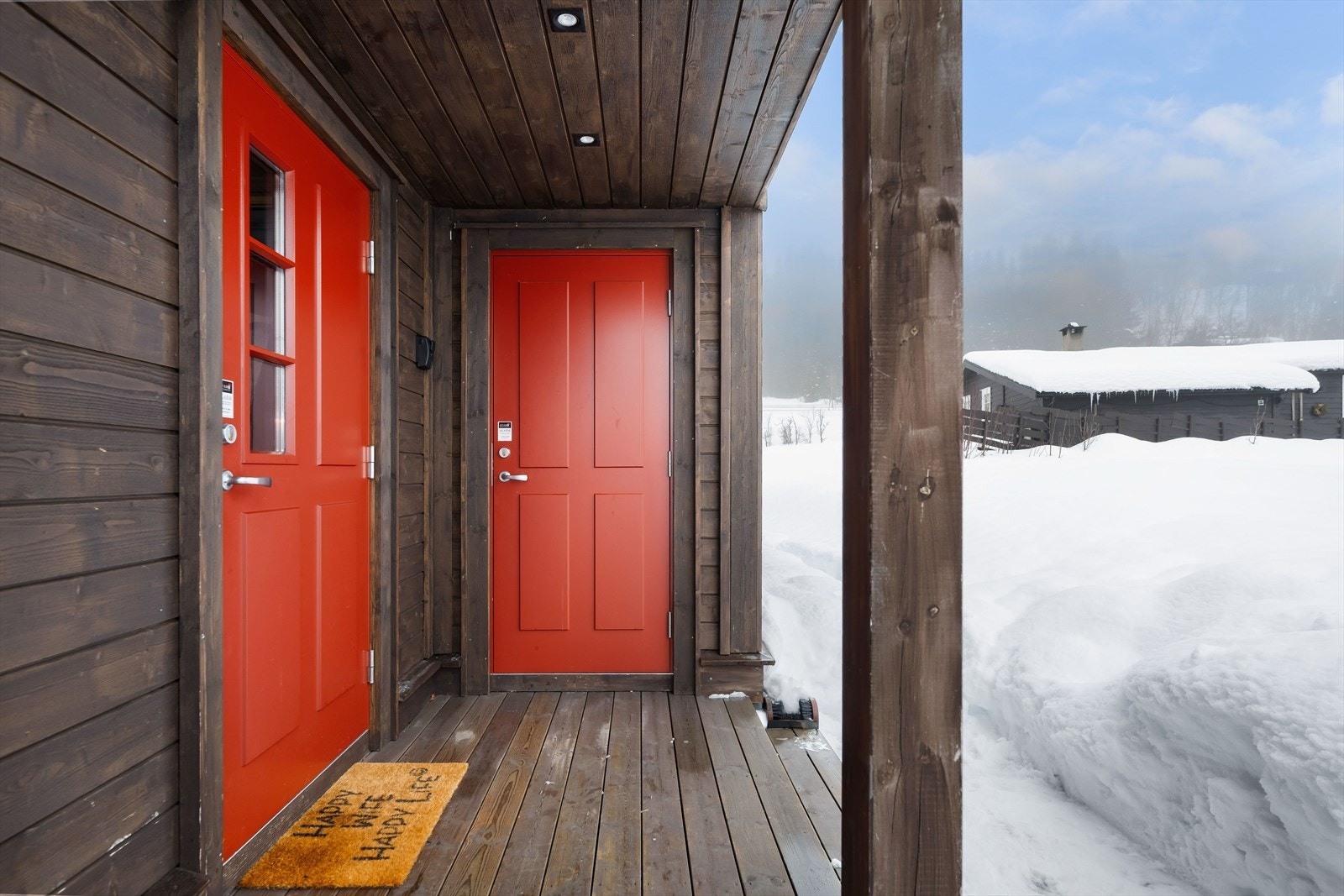 Inngang til hytten og skibod. Galleribilde