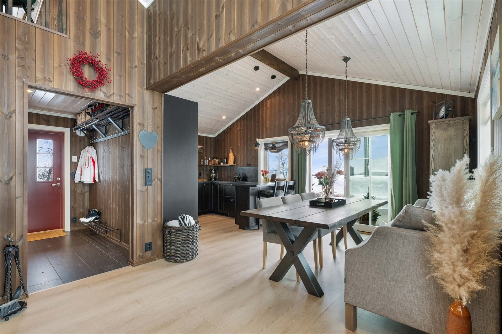 Åpen løsning gir godt samspill mellom eiendommens oppholdsrom. Galleribilde