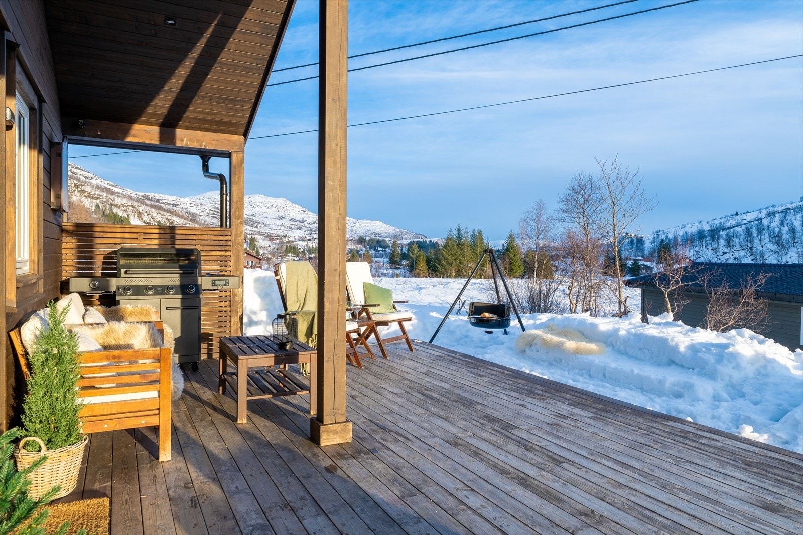 Terrassen innbyr til hyggelige måltider og avslapning utendørs, mens den omkringliggende naturtomten gir en følelse av ro og privatliv. Galleribilde