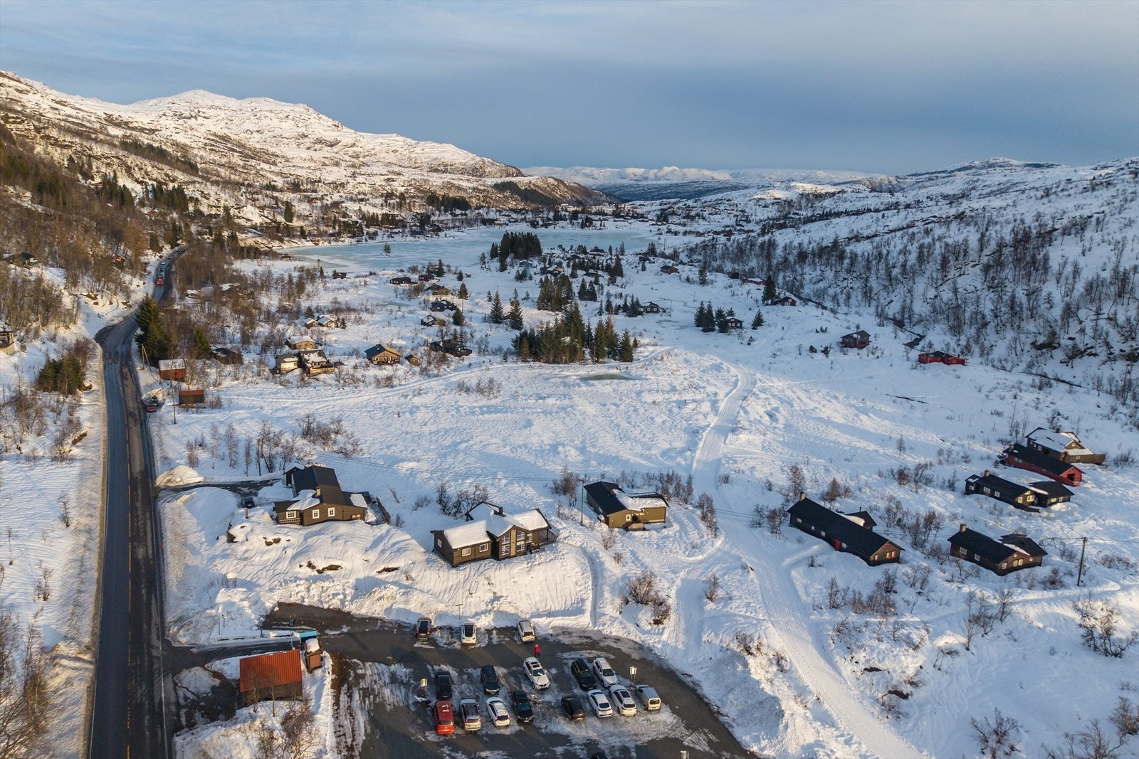 Beliggenheten på en liten høyde rett ved parkeringsplassen gir en flott oversikt over området, og nærhet til langrennsløypene gjør dette til en ypperlig eiendom for friluftsentusiaster. Galleribilde