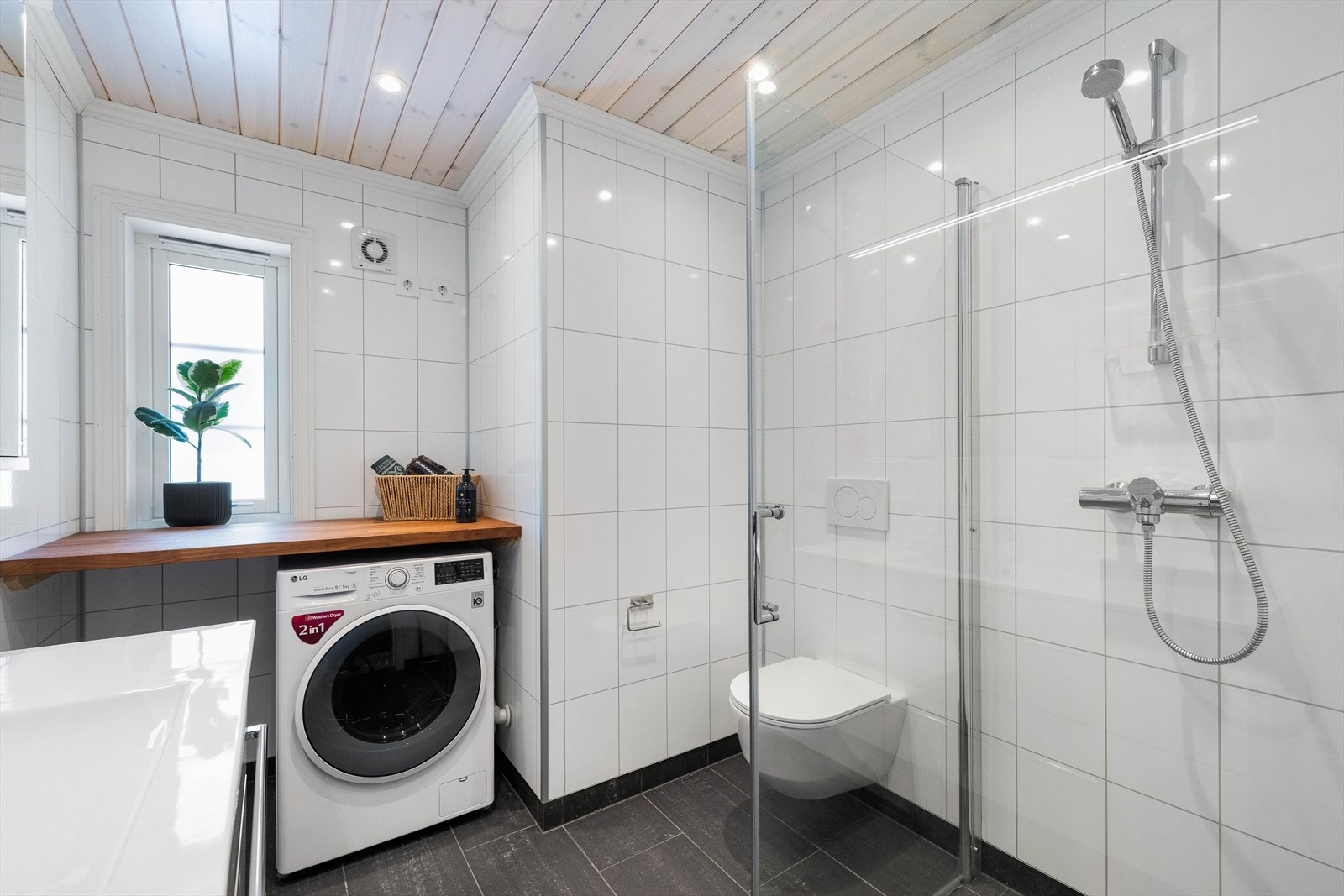 Innerst i rommet finner du en egen praktisk vaskeromsdel med benkeplate, hvor maskiner kan plasseres under. Galleribilde