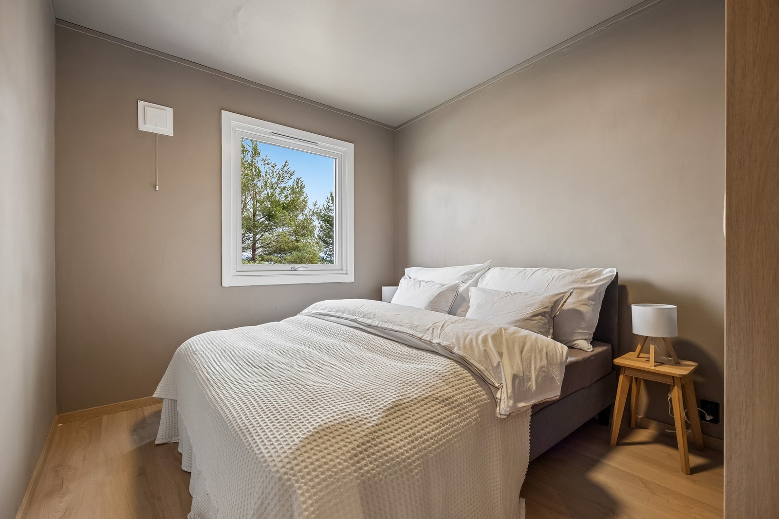 Romslig soverom med god plass til dobbeltseng og garderobe. Galleribilde