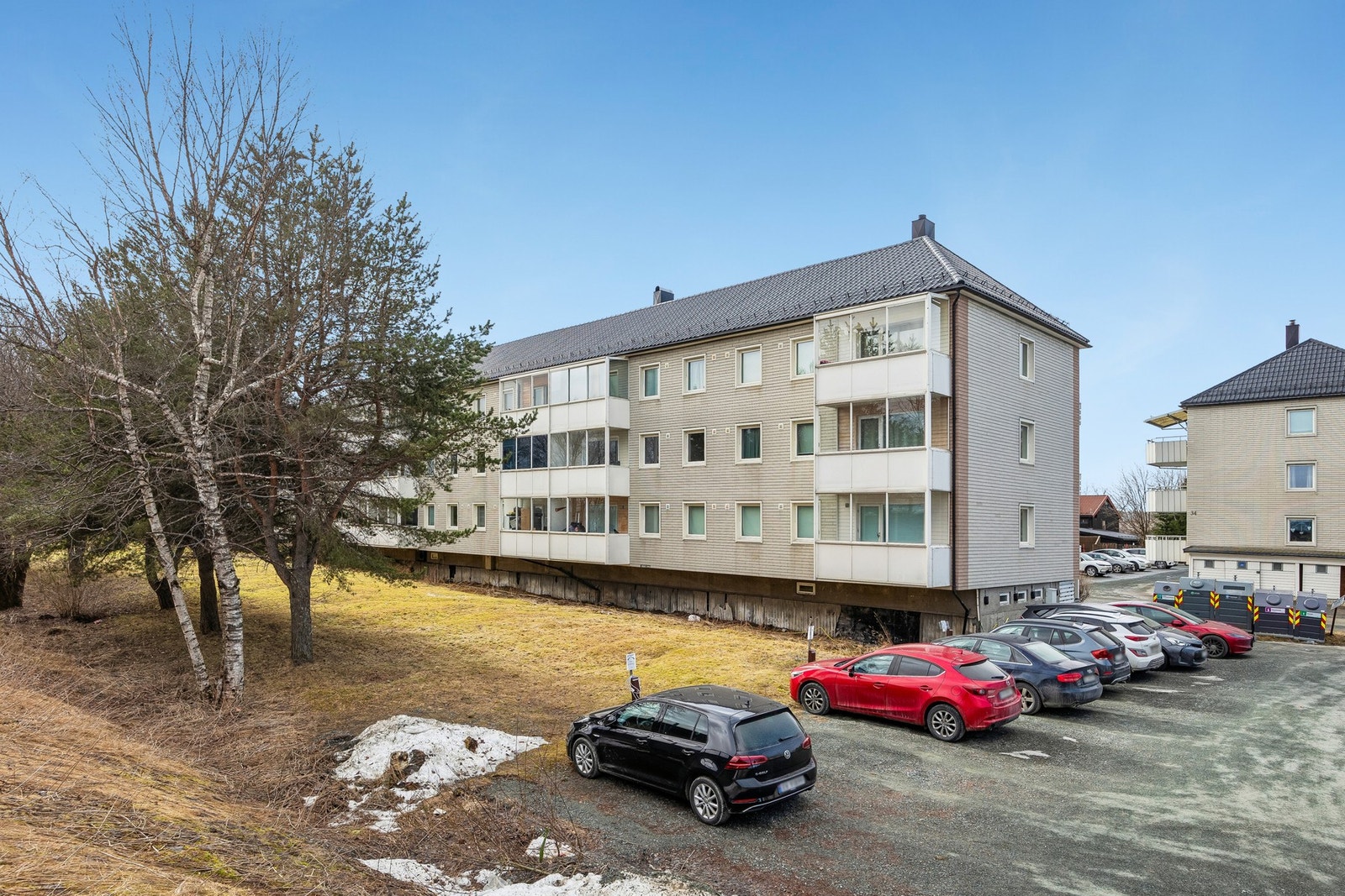 Leiligheten disponerer parkeringsplass der hvor e-golfen står. Galleribilde