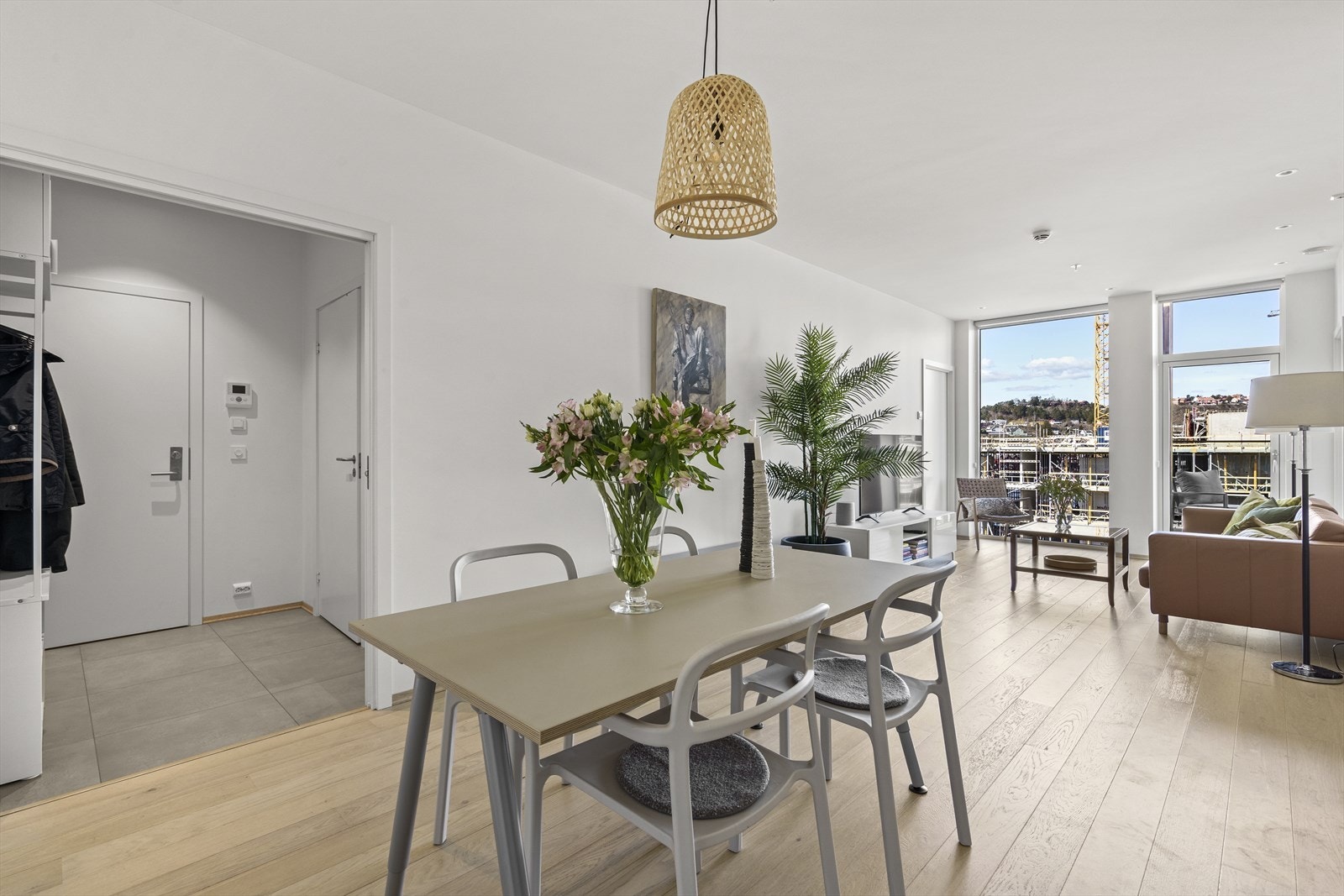 Store vinduer i stuen slipper inn godt med naturlig dagslys Galleribilde