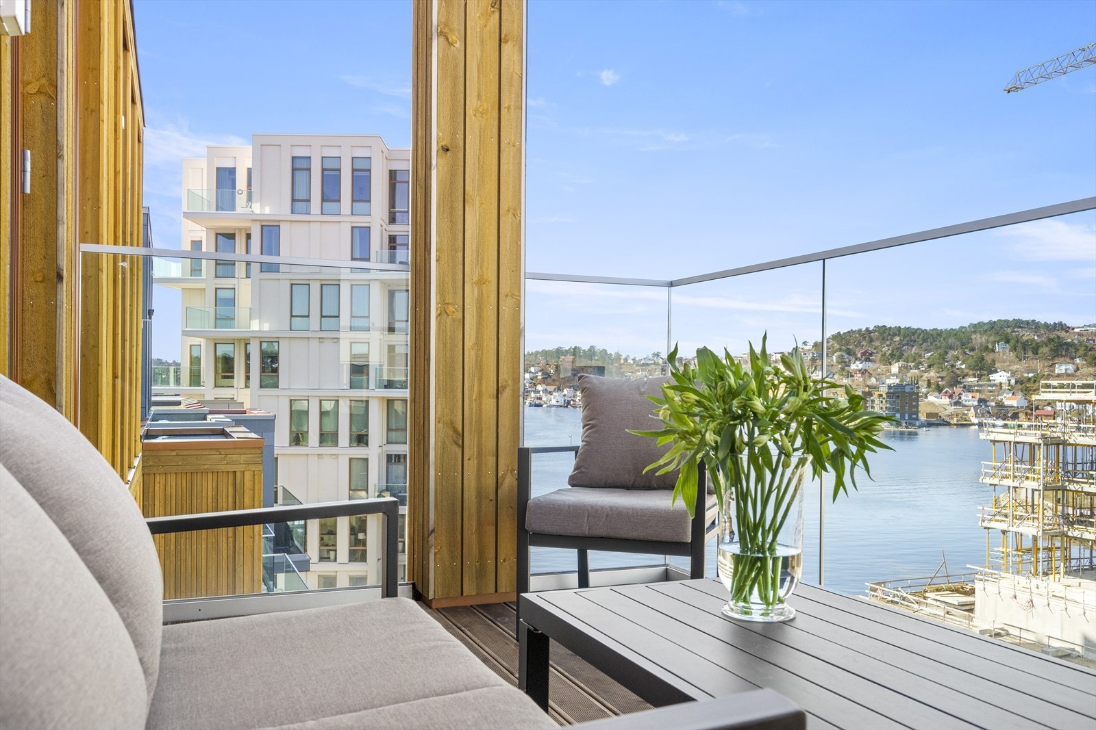 Hyggelig balkong med meget sen kveldssol Galleribilde