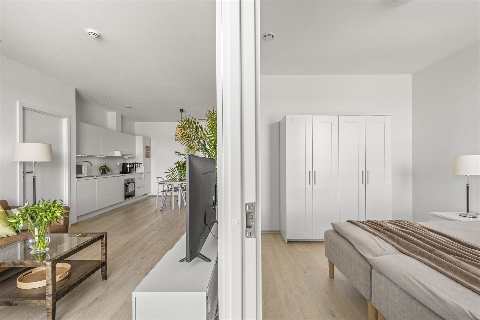 Romslig hovedsoverom vegg i vegg med stue. Kan evt brukes som tv-stue. Galleribilde