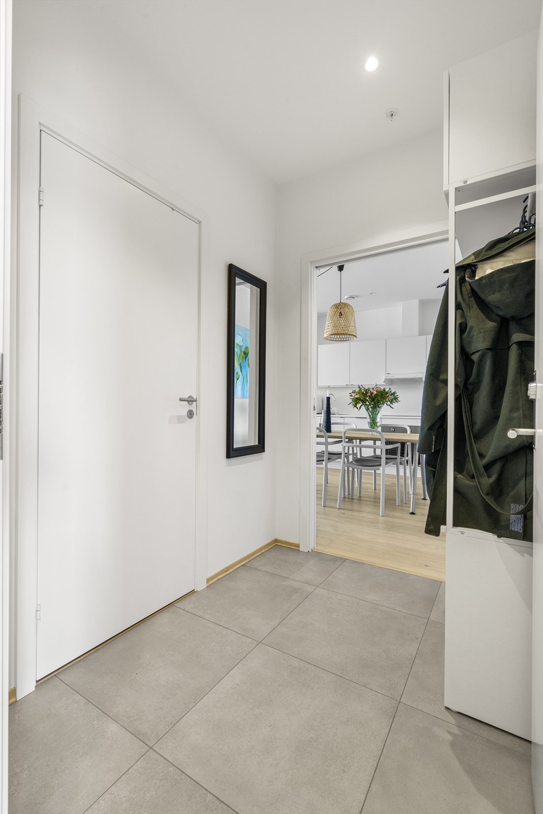 Flislagt entrè med plass til å henge fra seg tøy og sko Galleribilde