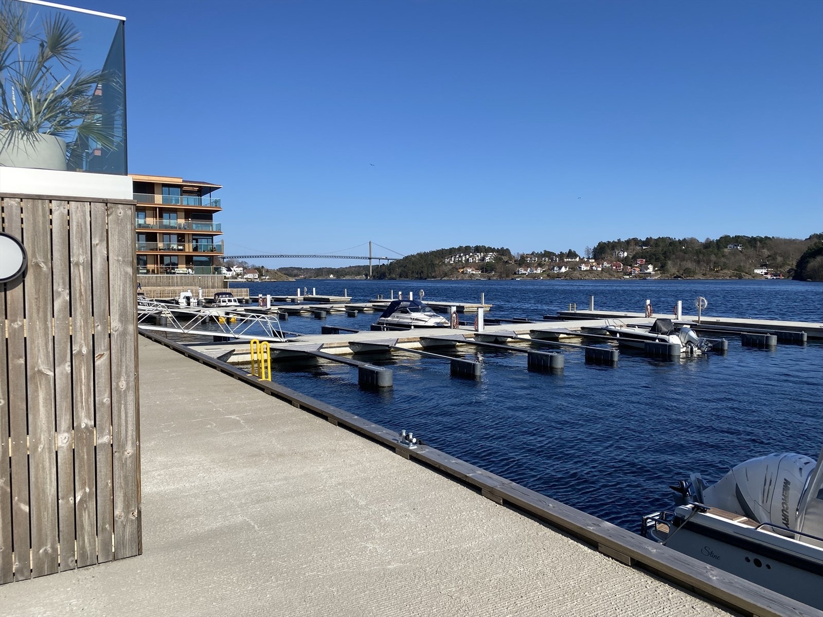 Bryggebyen har hyggelig og pent opparbeidede felles uteområder, med promenade langs sjøen Galleribilde