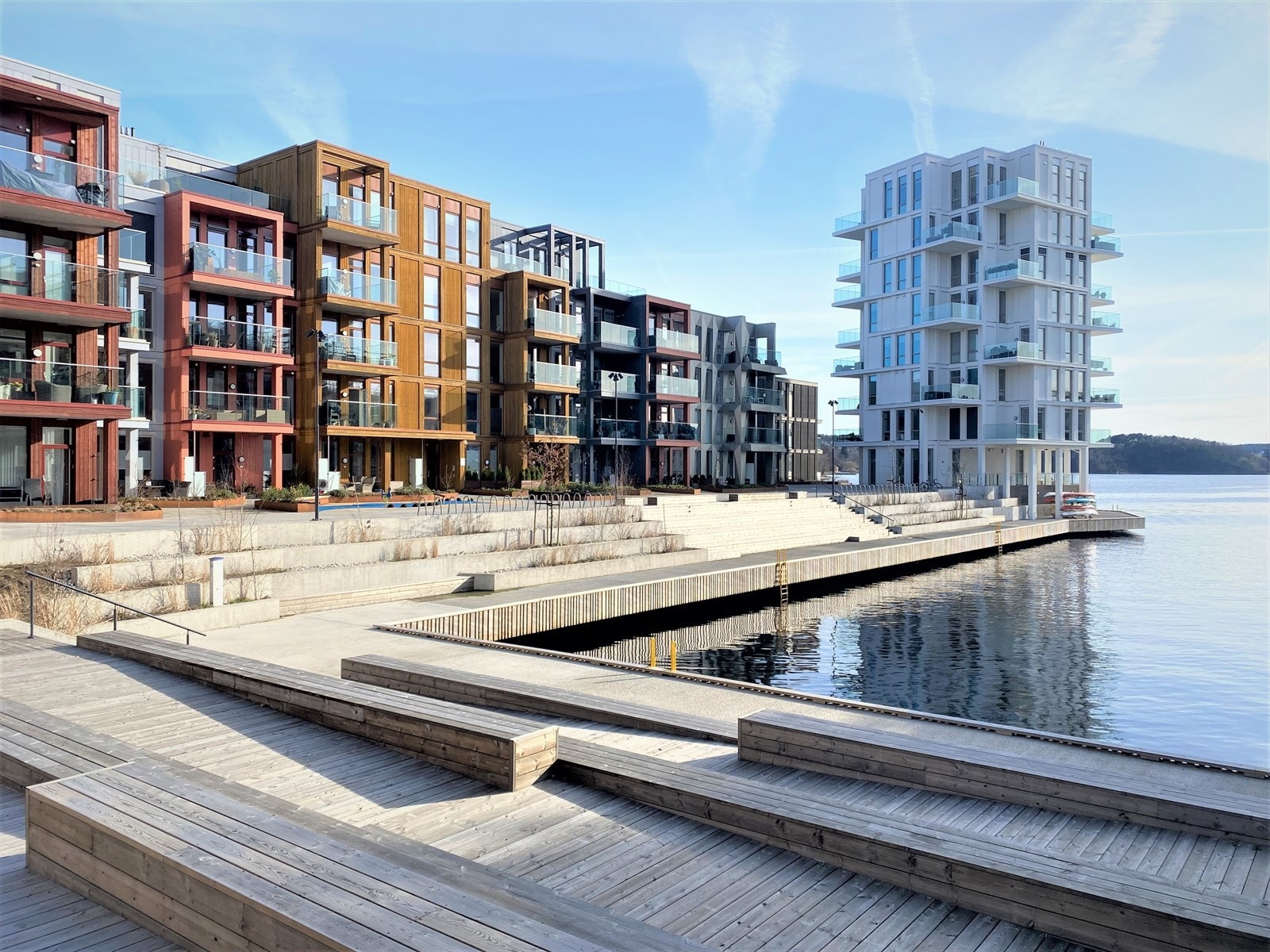 Leiligheten ligger i 5. etasje i det okergule bygget, med nydelig utsikt utover Lillepollen og sjøen Galleribilde