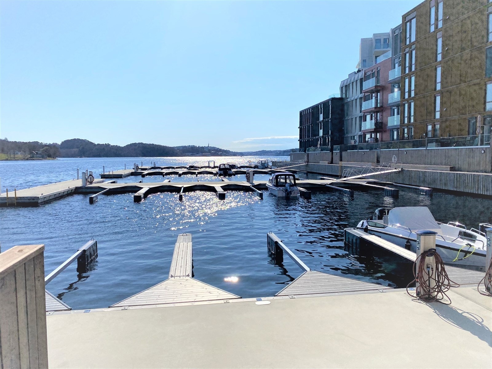 Bryggebyen har hyggelig og pent opparbeidede felles uteområder, med promenade langs sjøen Galleribilde