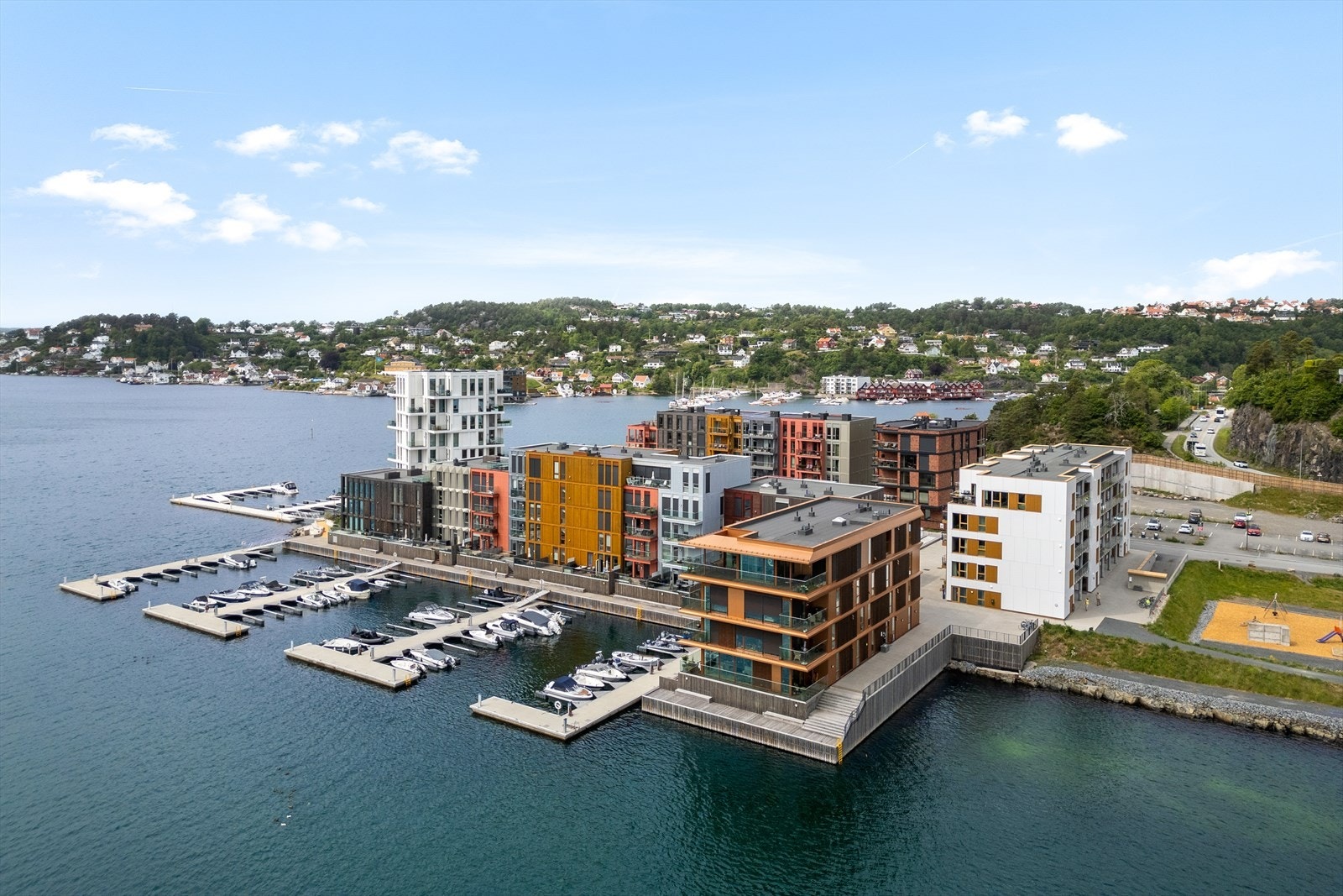 Bryggebyen ligger idyllisk til i sjøkanten Galleribilde