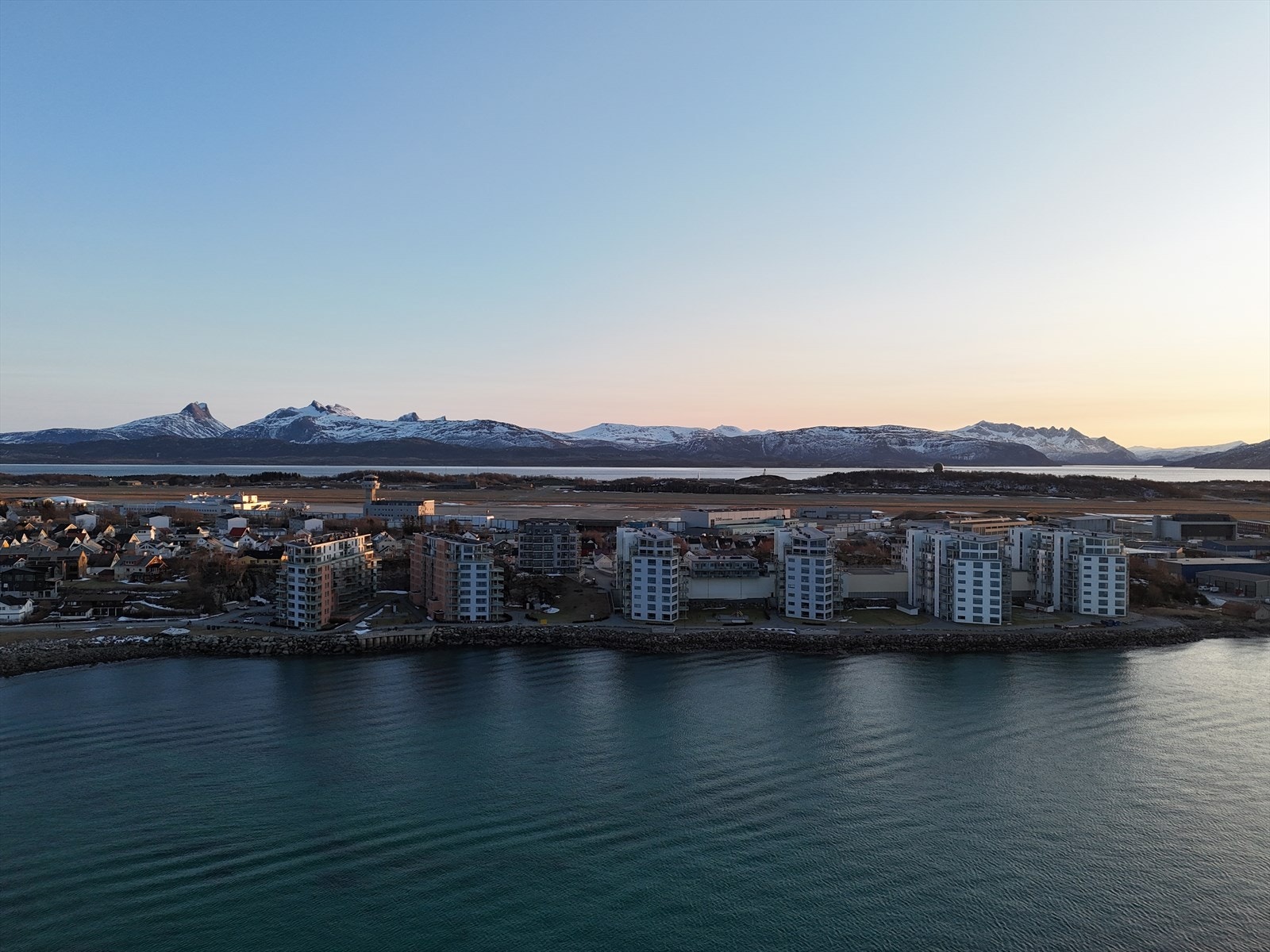 Eiendommen har en sentral beliggenhet med kort vei til både Bodø stasjon og Bodø lufthavn. Galleribilde