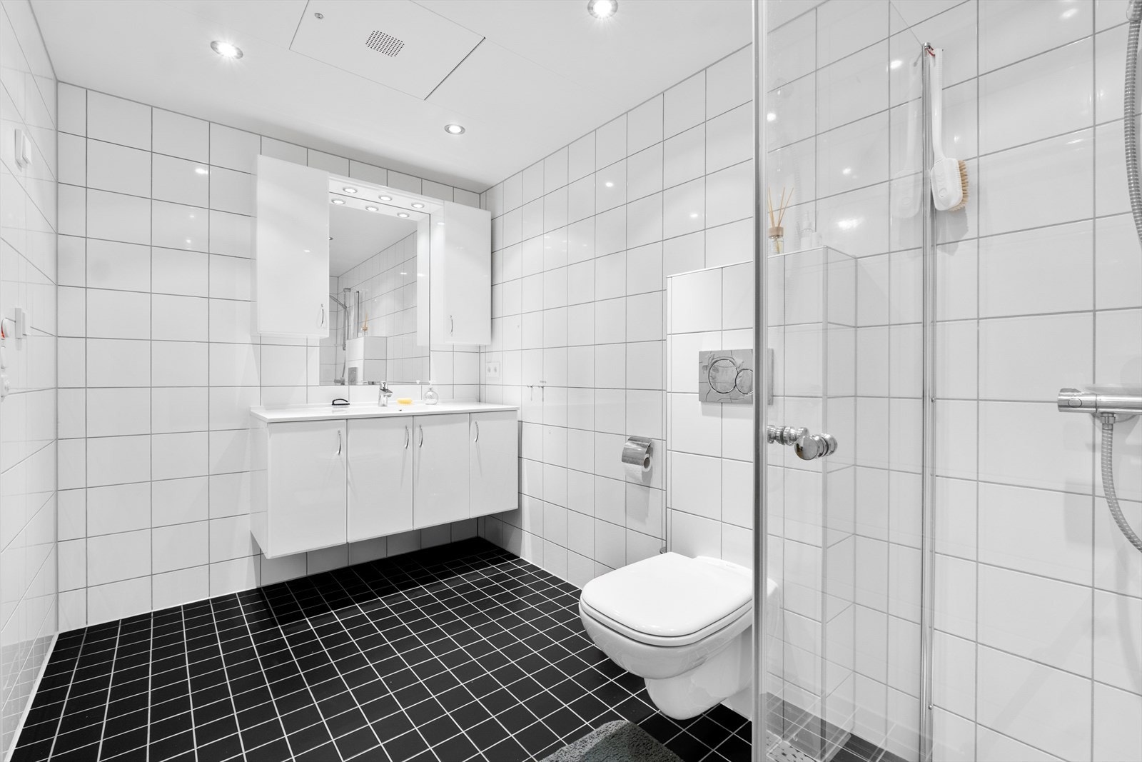 Badet er en prefabrikkert kabin fra 2015 med flislagt gulv og vegger. Her er det elektriske varmekabler i gulvet. Galleribilde