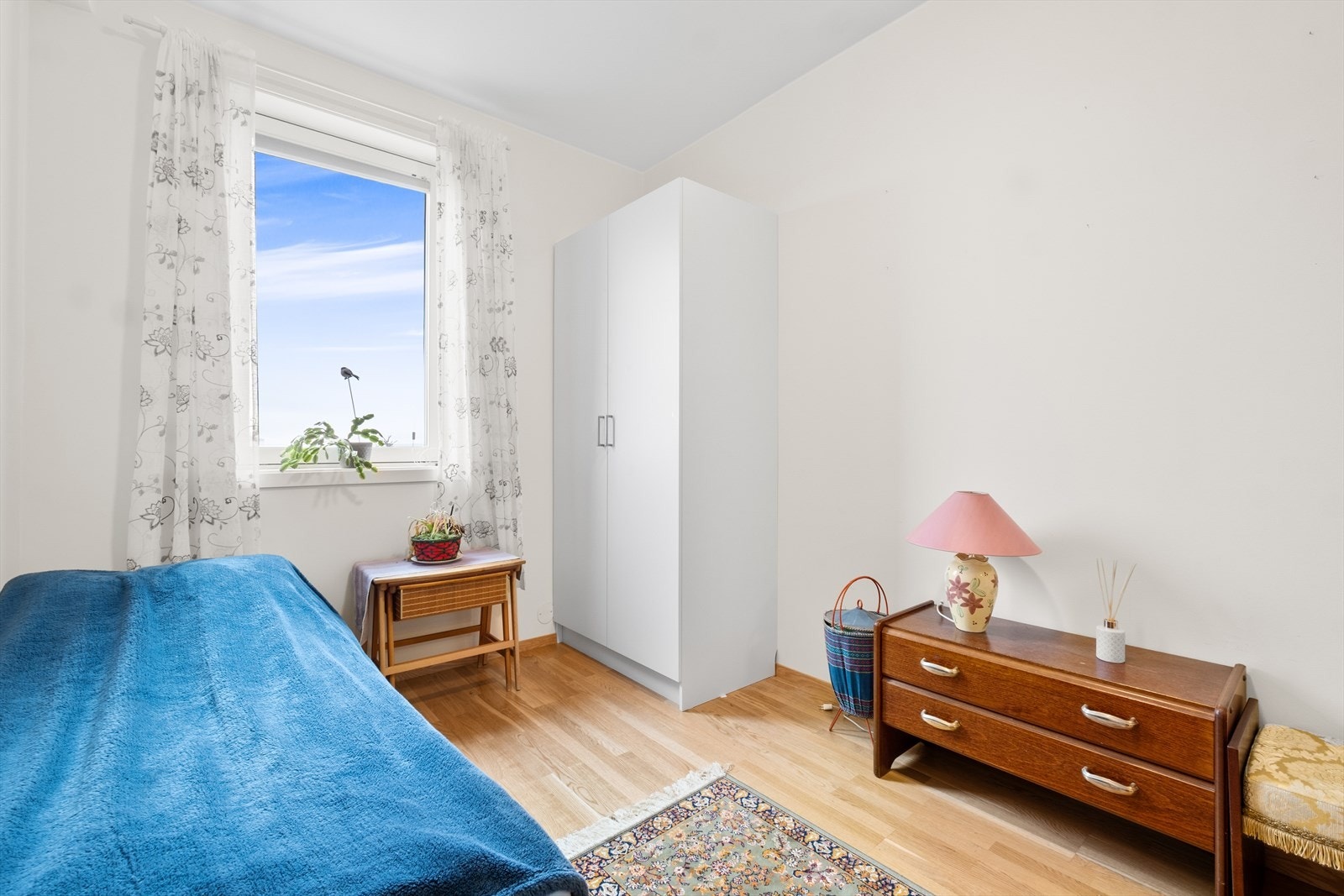 Rommet har parkett på gulvet og plass til seng og garderobeskap. Galleribilde