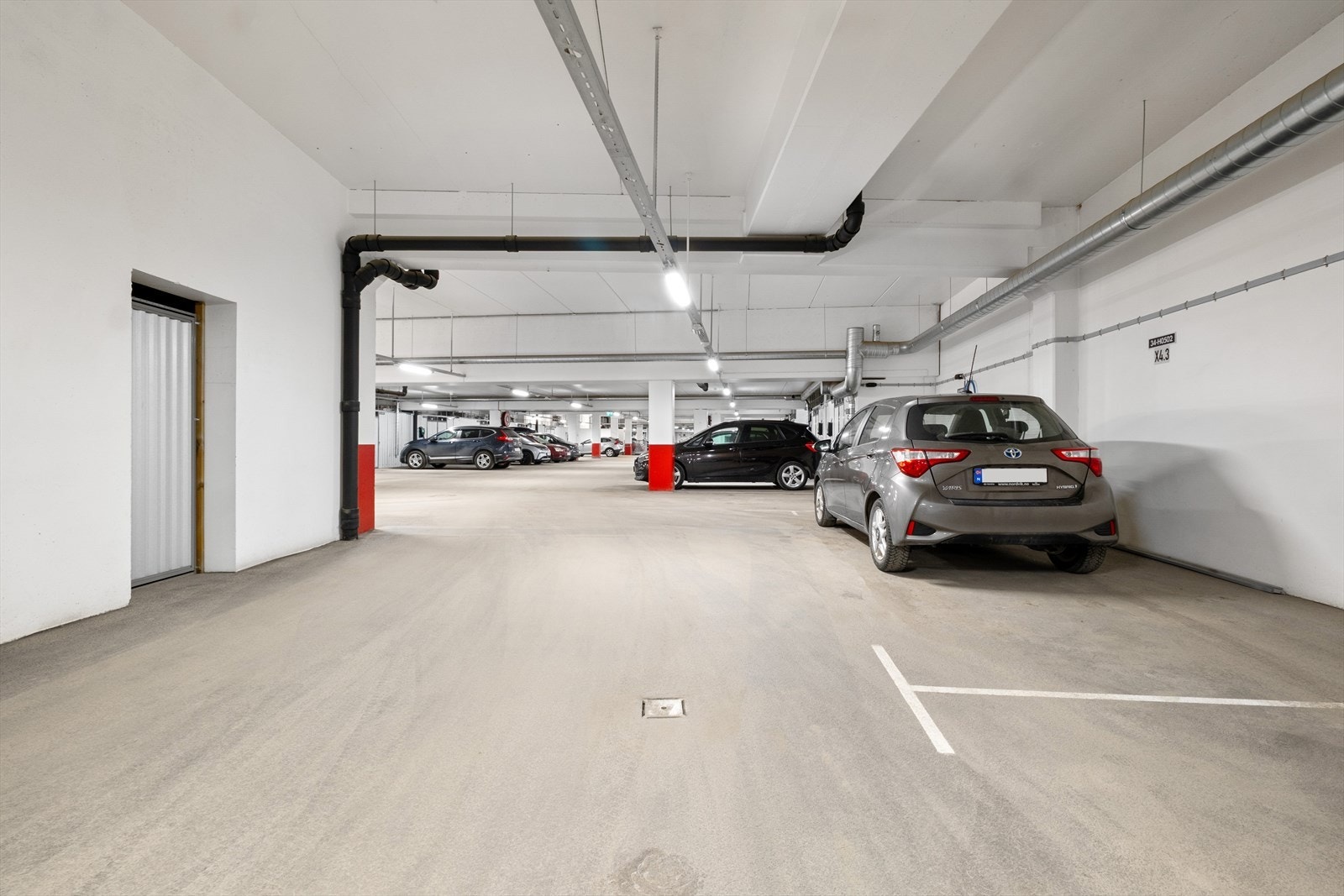 Det medfølger en fast parkeringsplass i felles garasjeanlegg. Plassen er klargjort for montering av elbillader. Galleribilde