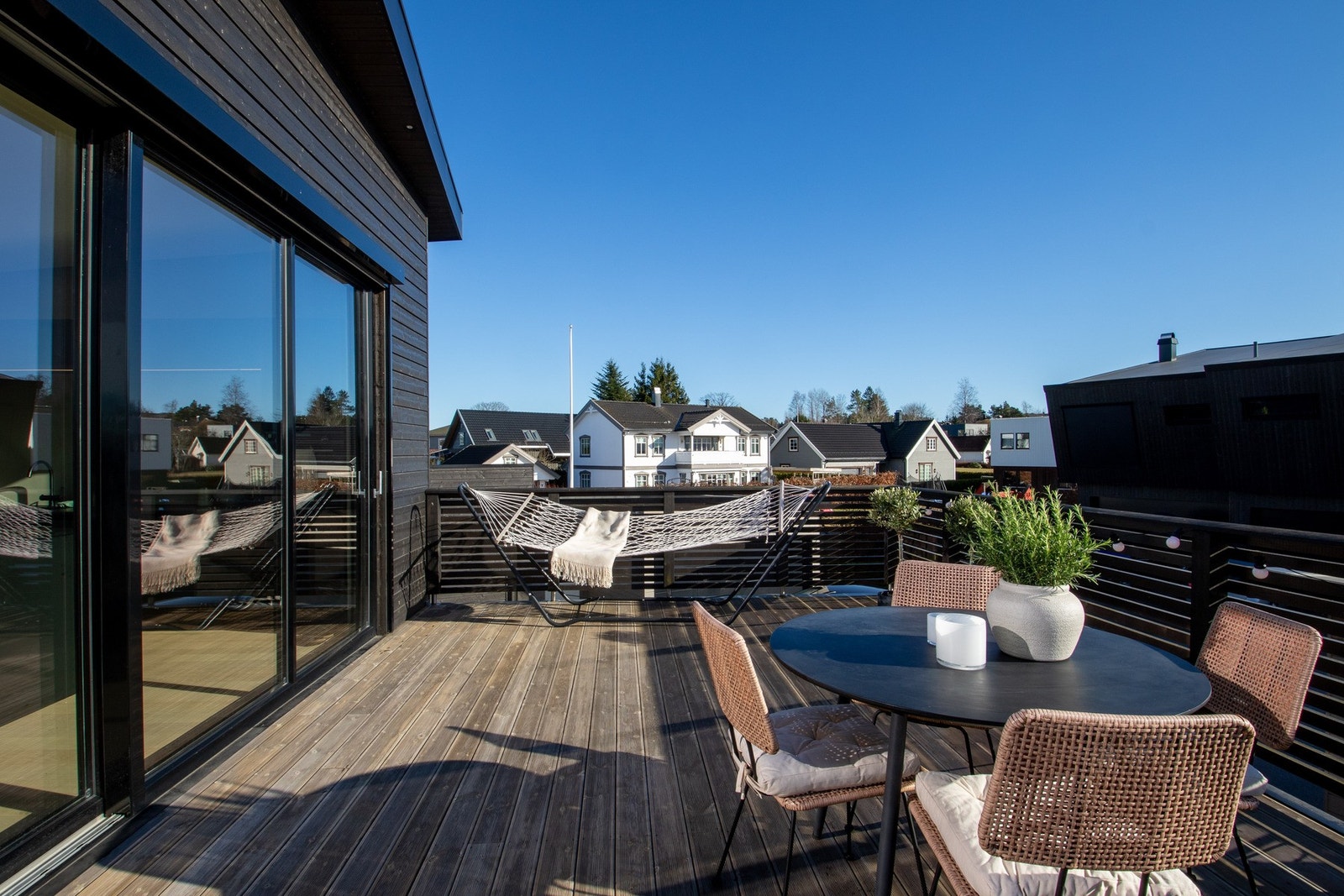 I stuen har du er stor skyvedør ut til balkongen. Den usjenerte balkongen fremstår som en naturlig forlengelse av stuen i sommerhalvåret, og gir ekstra rom for å nyte solfylte og varme finværsdager utendørs. Galleribilde