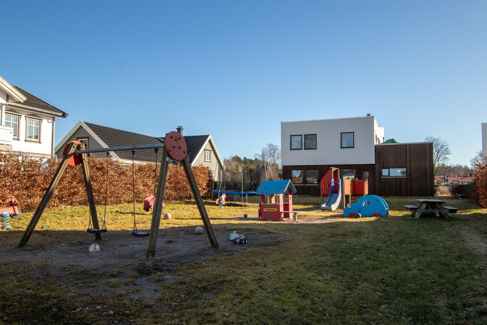 Lekeplass rett på utsiden for de med små barn. Galleribilde