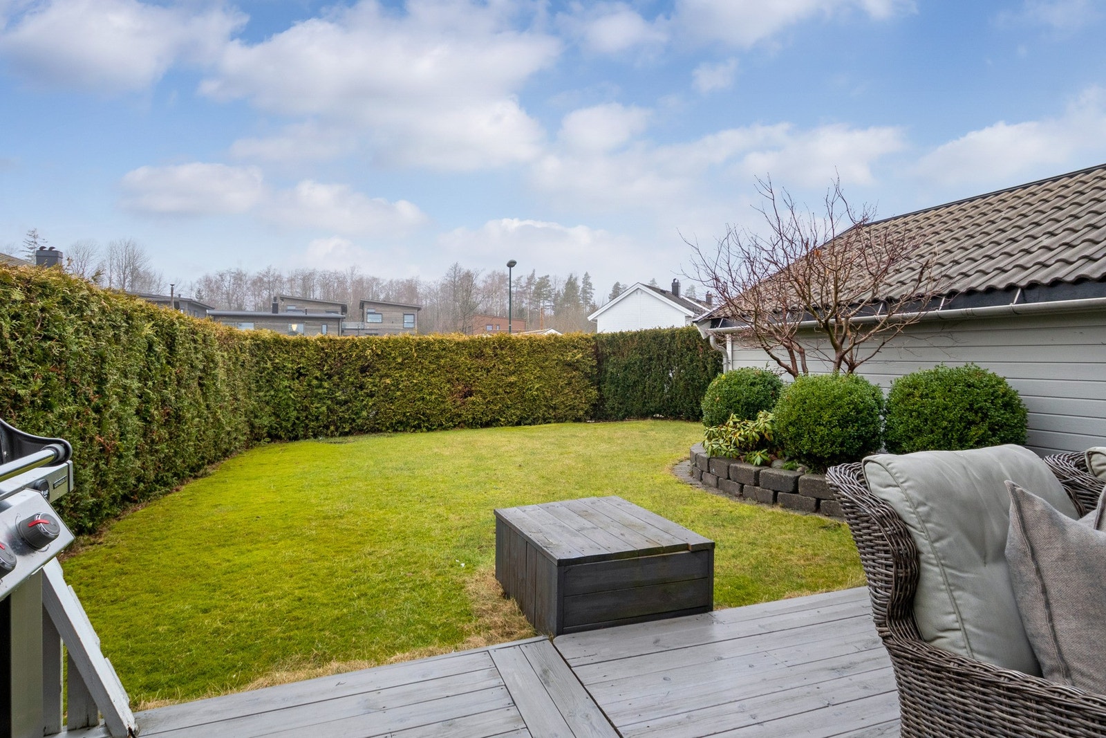 Hagen er pent opparbeidet med blomsterbed og gressplen. Galleribilde
