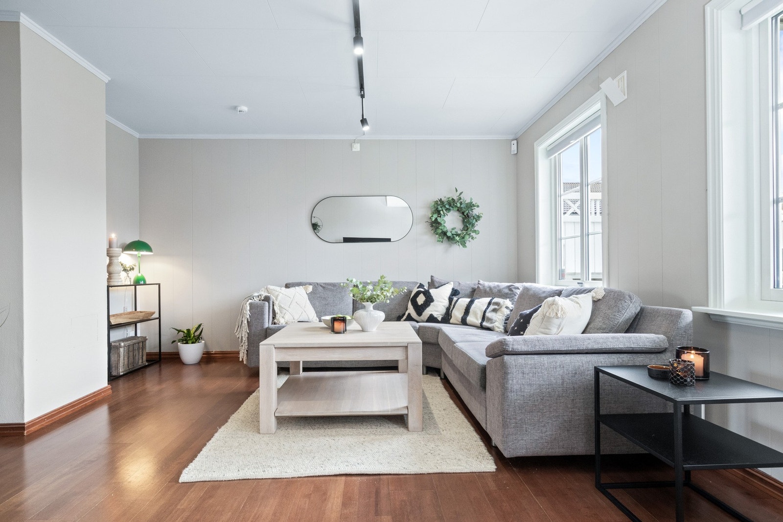 Her er det god plass til en romslig sofagruppe. Galleribilde