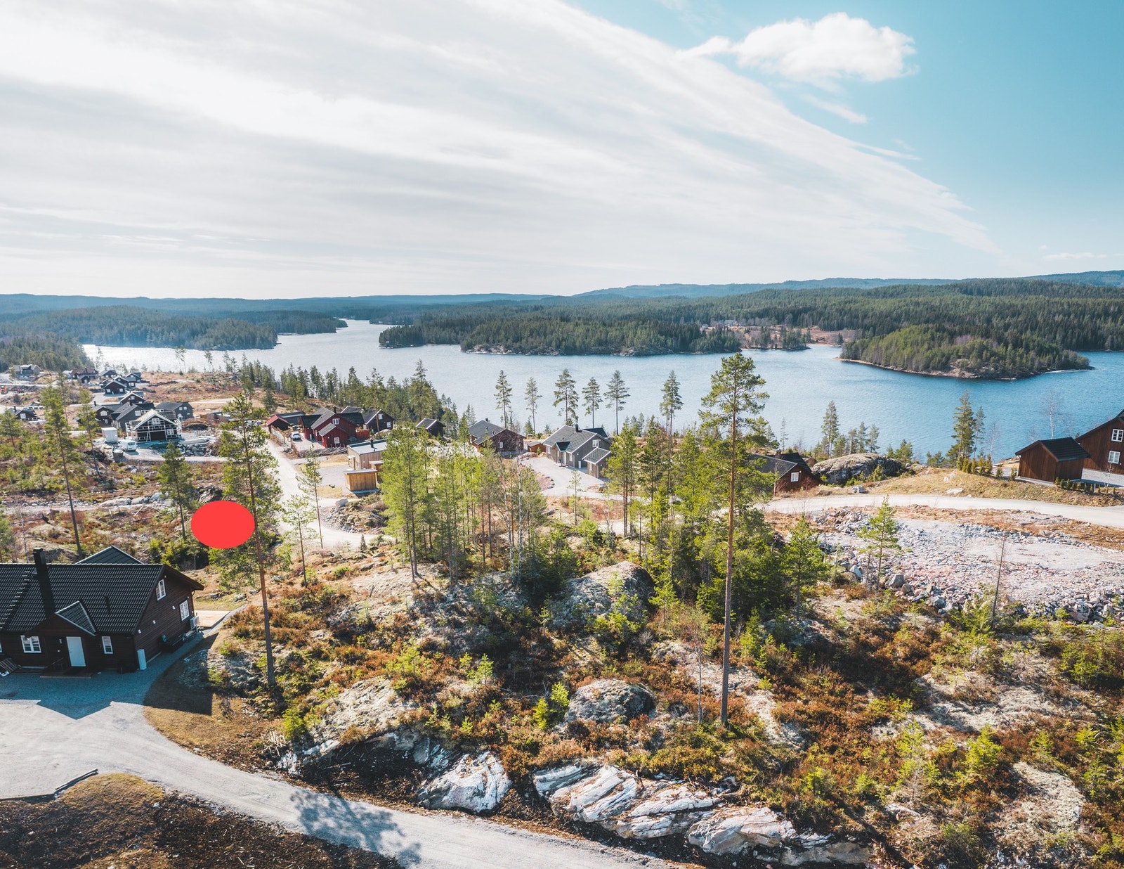 Fra tomtene er det fint utsyn over Setten-sjøen. Her med tomt 14 markert Galleribilde
