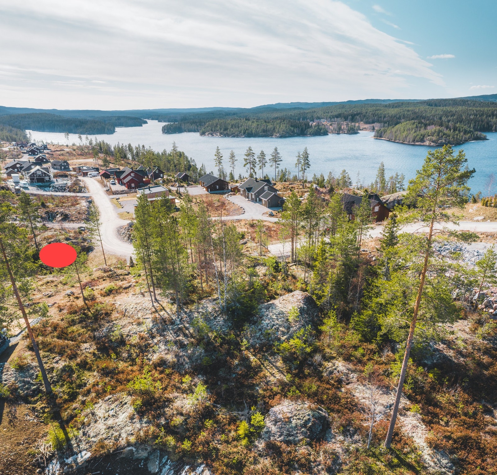Fra tomtene er det fint utsyn over Setten-sjøen. Her med tomt 14 markert Galleribilde