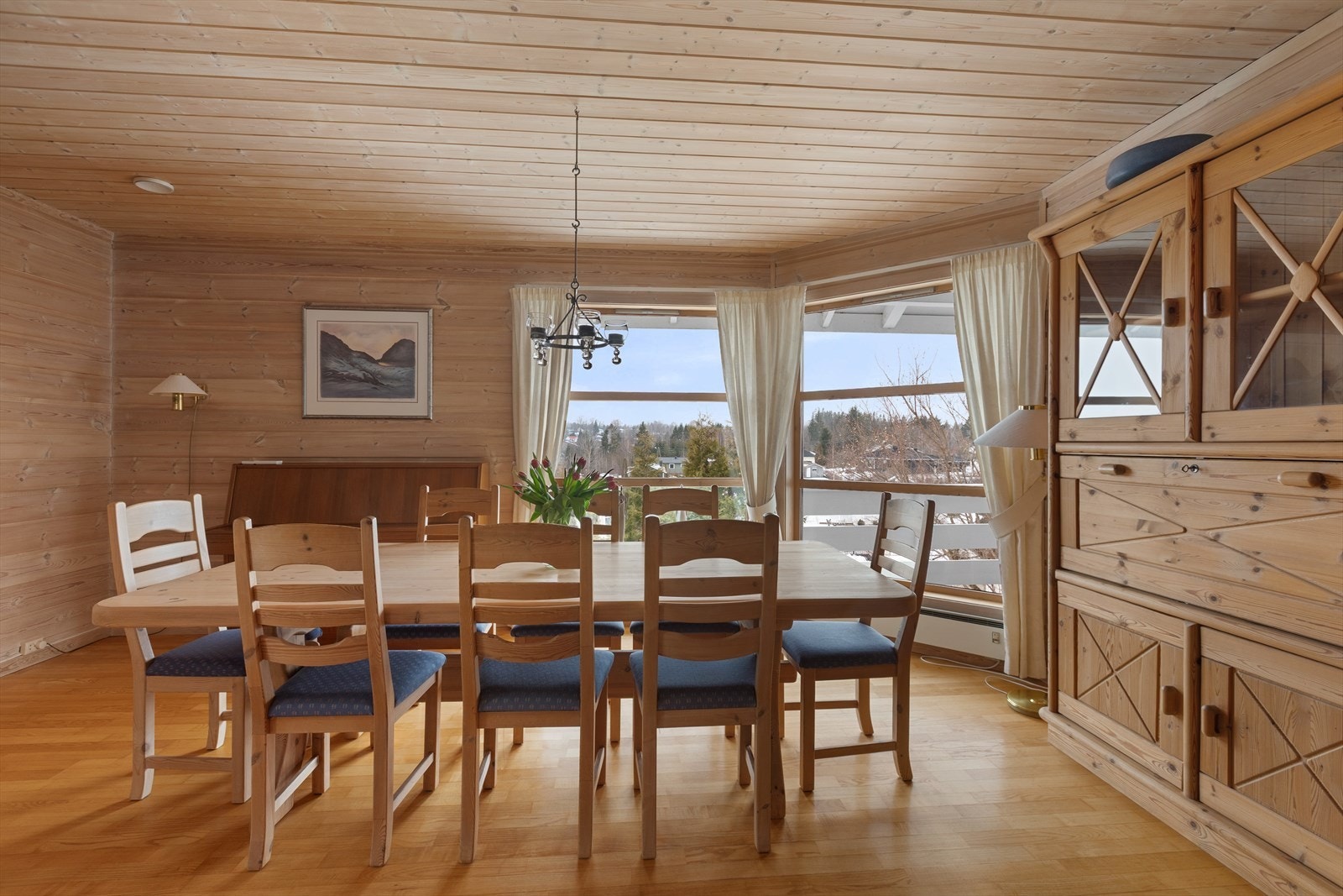 Spisestuen har god plass til langbord for sosiale sammenkomster. Galleribilde