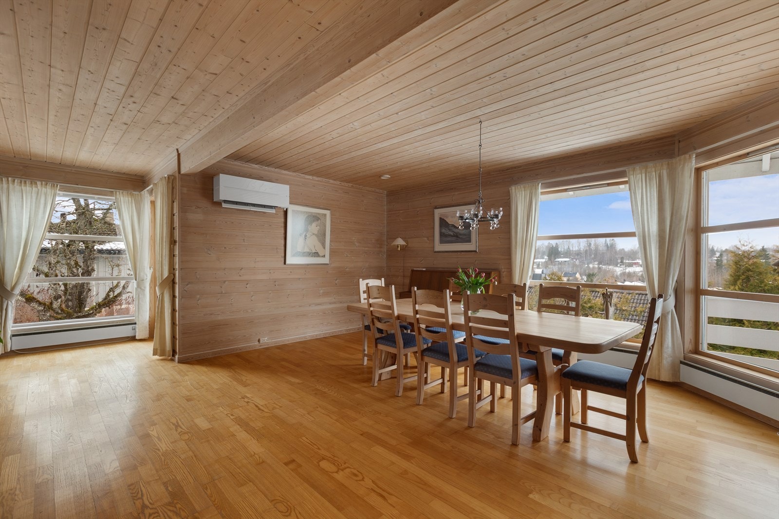 For effektiv oppvarming er det installert en Mitsubishi varmepumpe i stuen i 2022/2023. Galleribilde