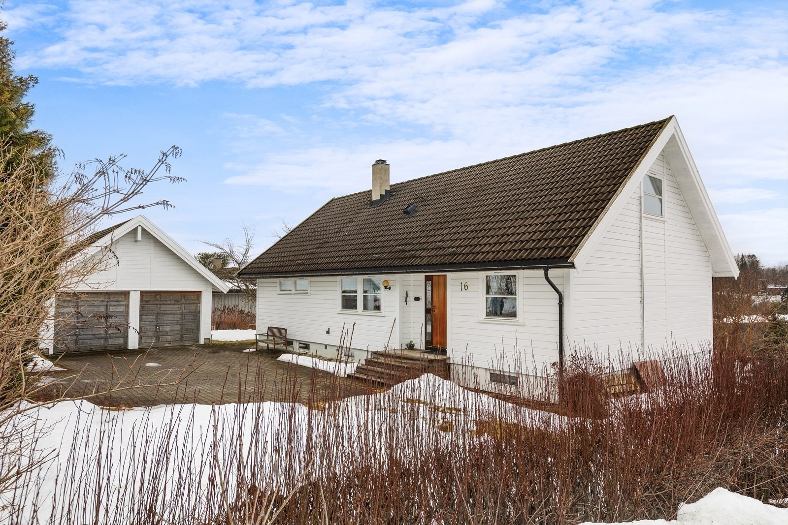 Til eiendommen hører en dobbelgarasje på 38 m². Galleribilde