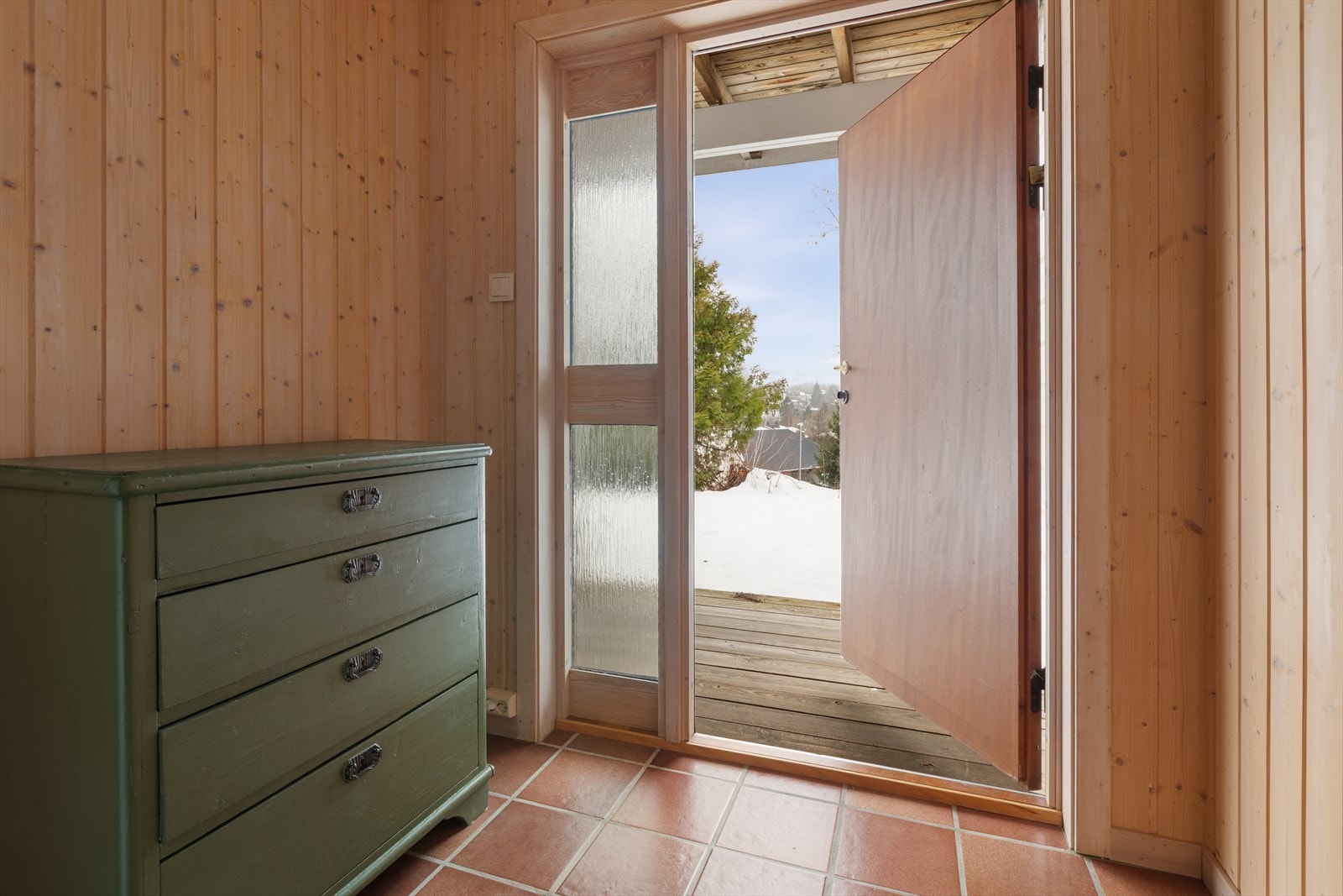 Velkommen inn i en lys entré med flislagt gulv. Galleribilde