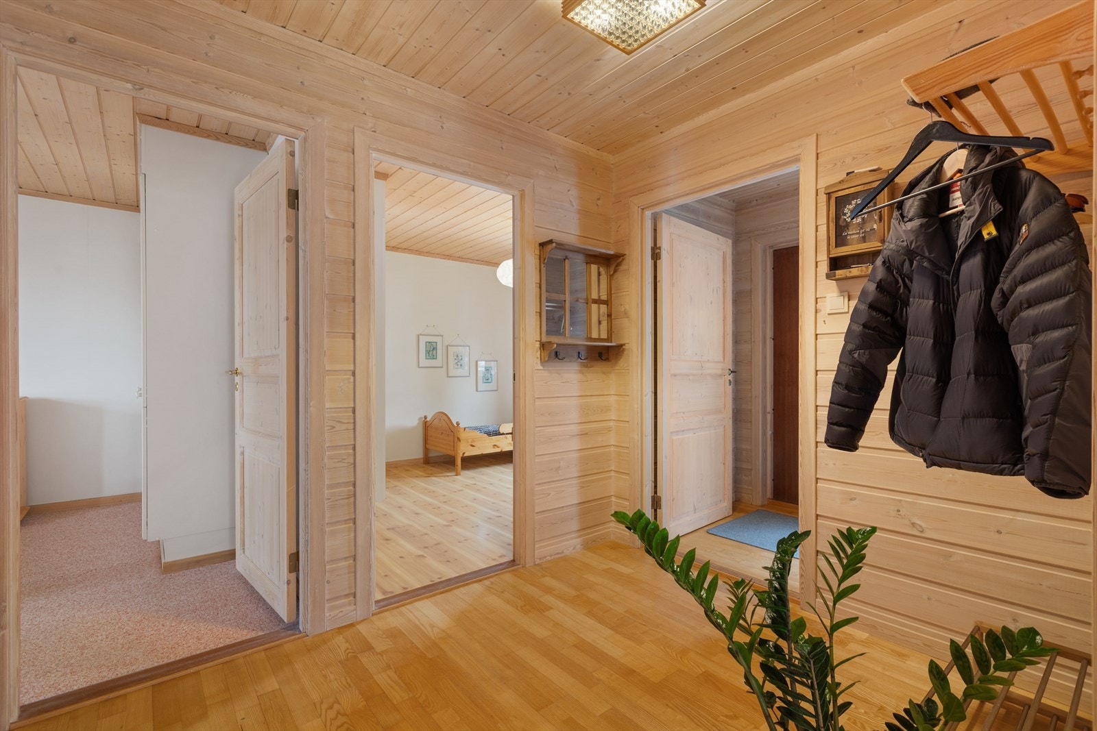 Gangen fordeler til soverommene og badet i etasjen. Galleribilde