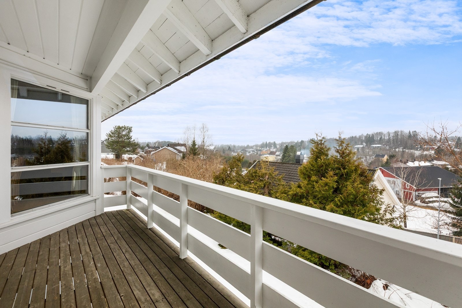 Balkongen og terrassen utgjør totalt 18 m² med uteplass i tilknytning til hovedetasjen. Galleribilde