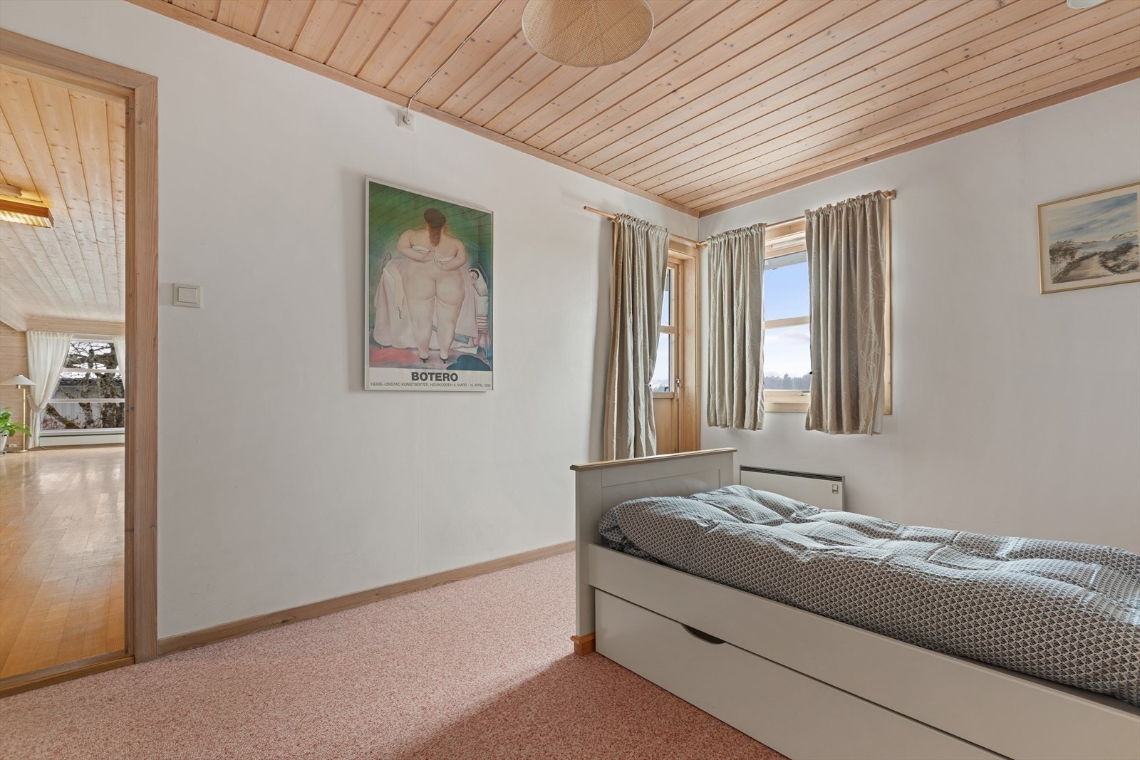 Fra dette soverommet er det utgang til en sørvestvendt terrasse. Galleribilde