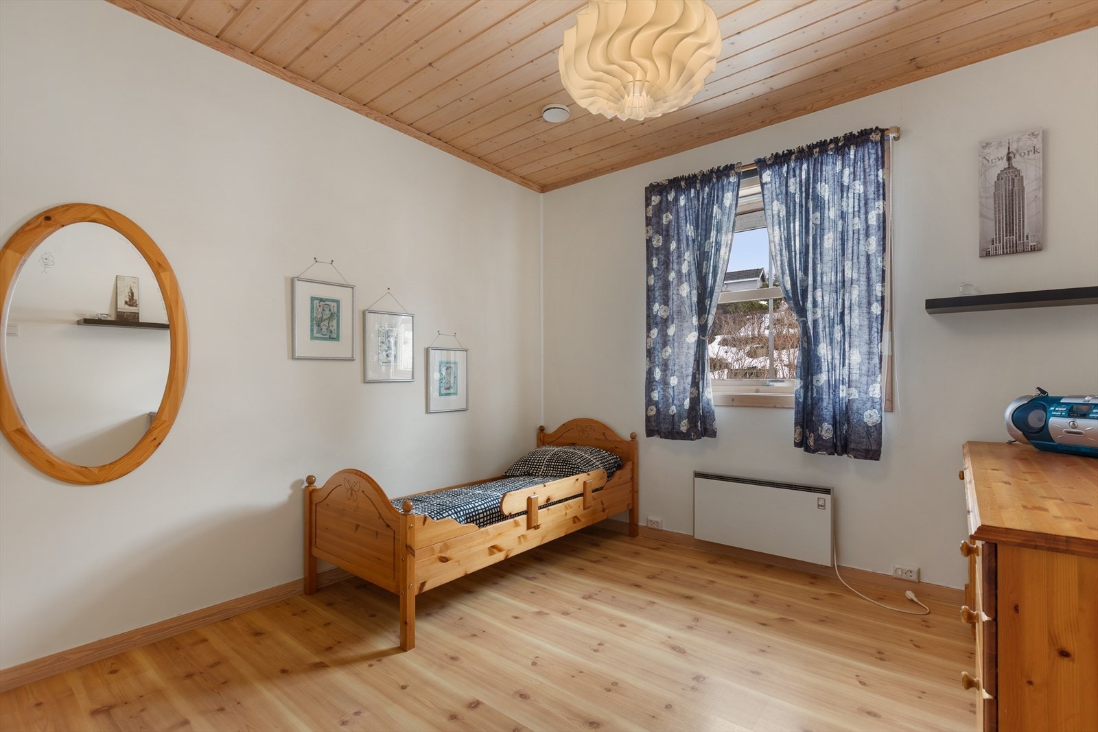 Et av to soverom i første etasje, med tregulv og plass til både seng og arbeidsbord. Galleribilde