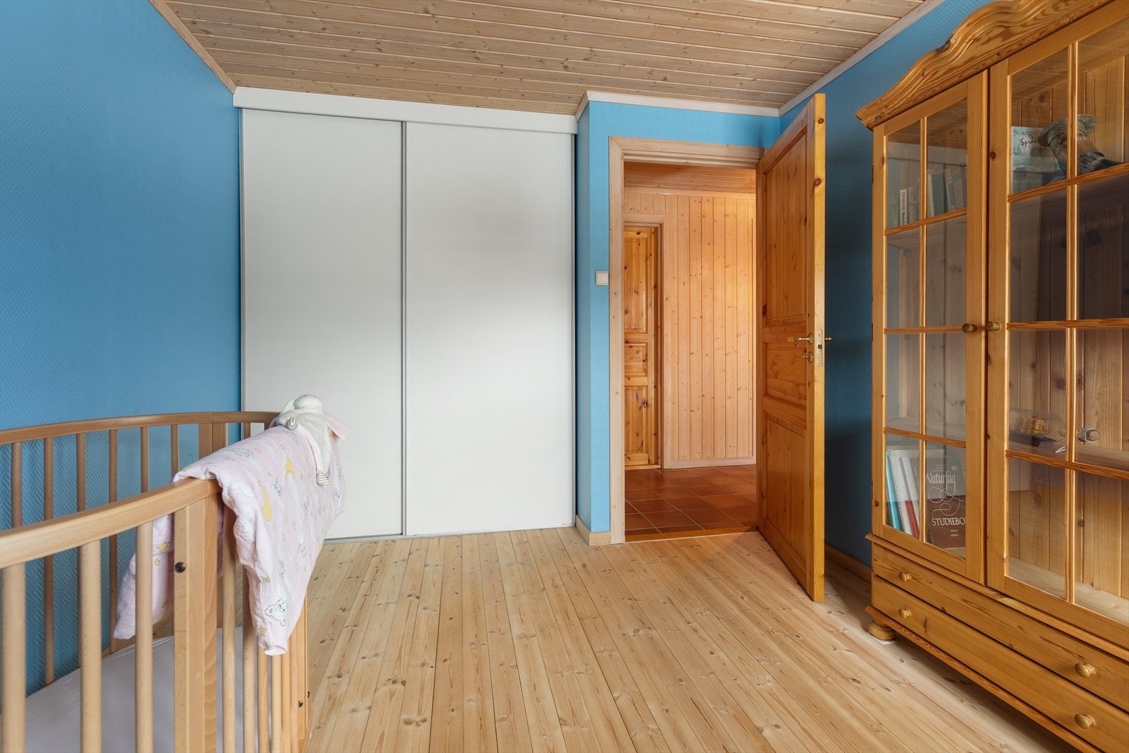 Rommet har plass til garderobeskap. Galleribilde