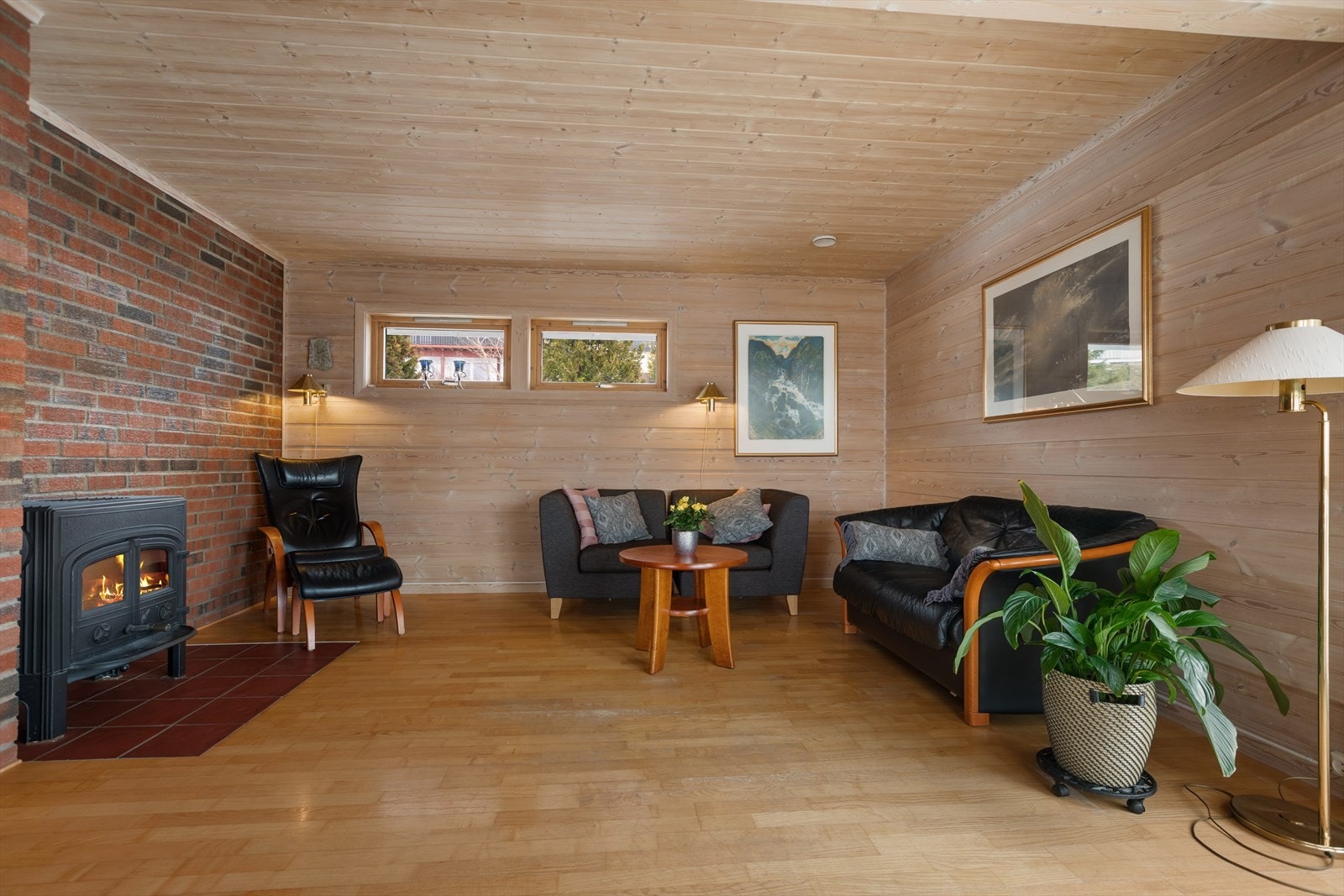 Stuen er romslig og har et ildsted som gir god varme og en hyggelig atmosfære. Galleribilde