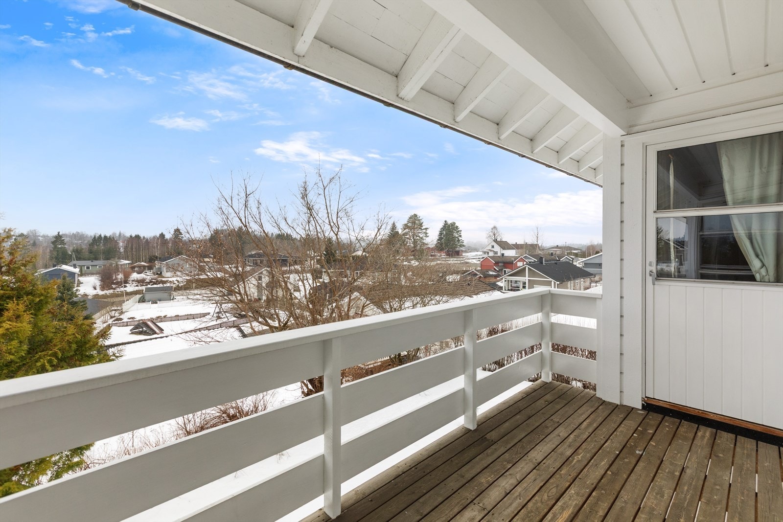 Uteplassen er dekket med impregnert trevirke. Galleribilde