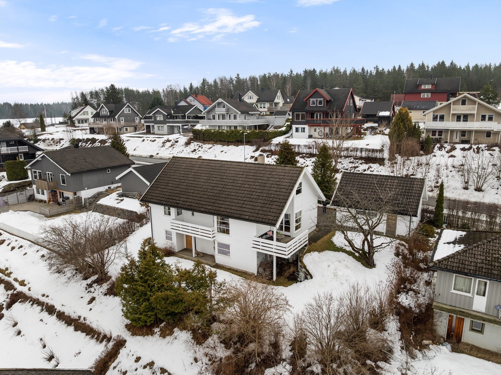 Eiendommen har liggende kledning som ble overflatebehandlet i 2020, og taket er tekket med takstein fra byggeåret. Galleribilde