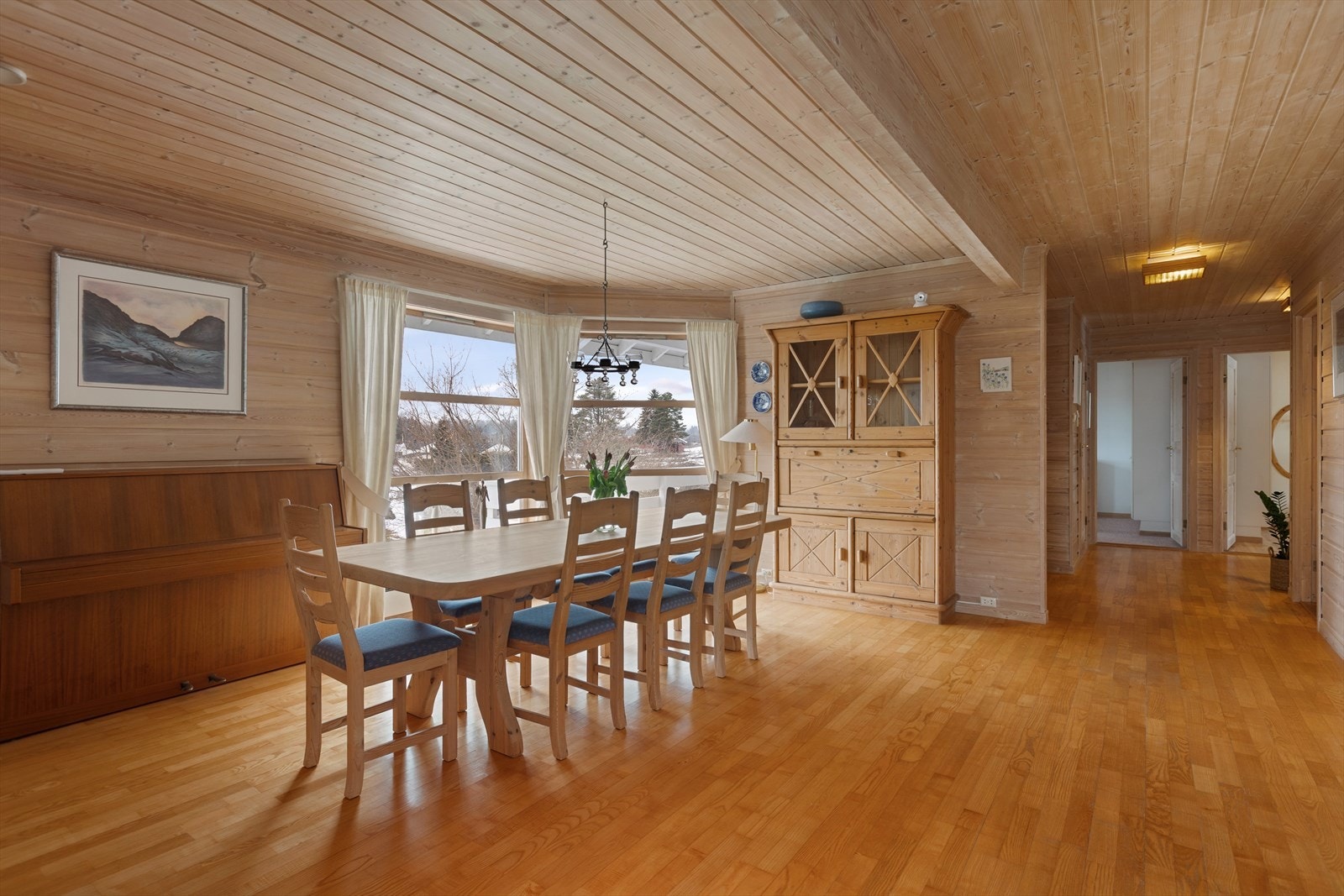 En oversikt som viser flyten fra spisestuen og videre inn i boligen. Galleribilde