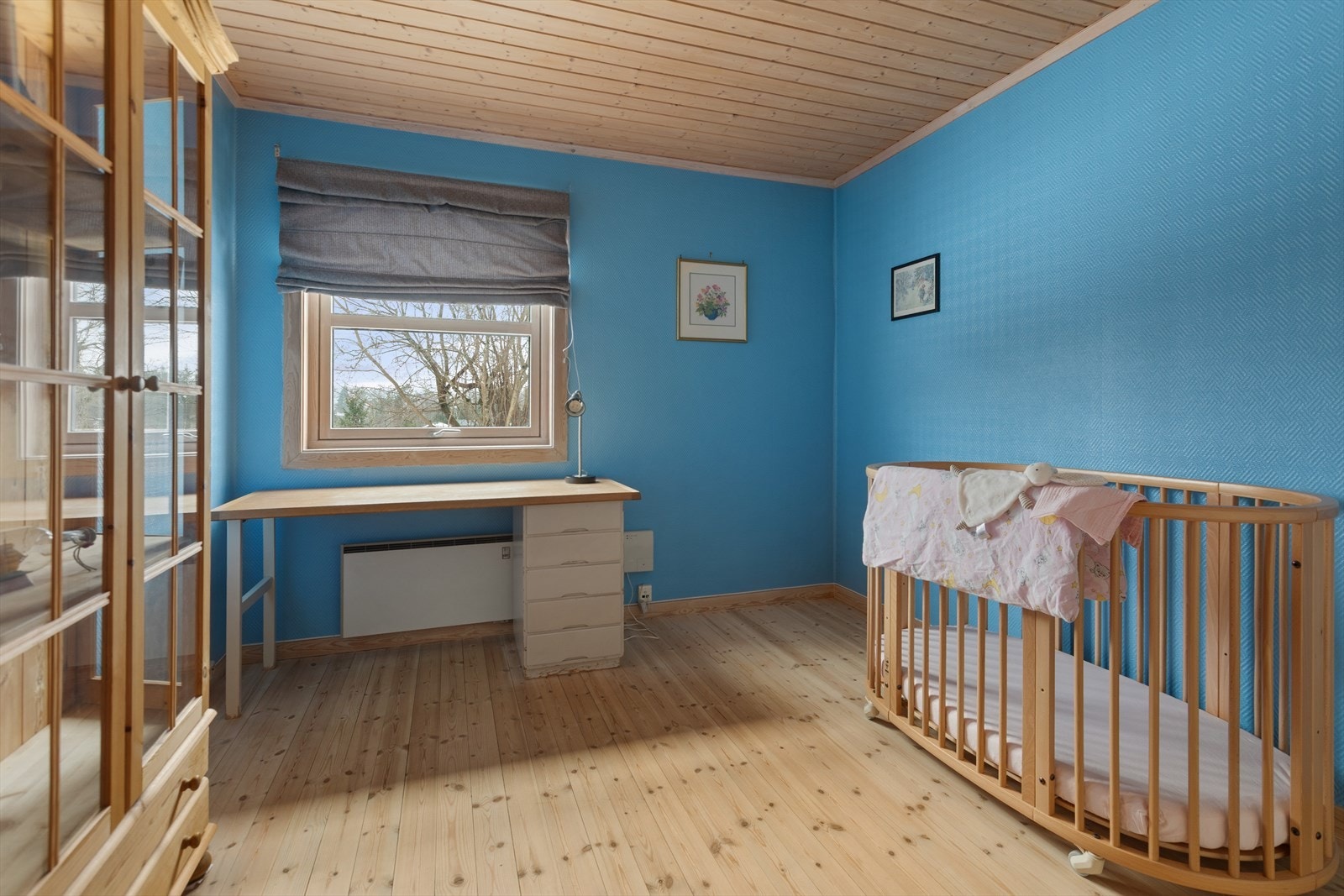 Soverommet i kjelleren har tregulv. Galleribilde