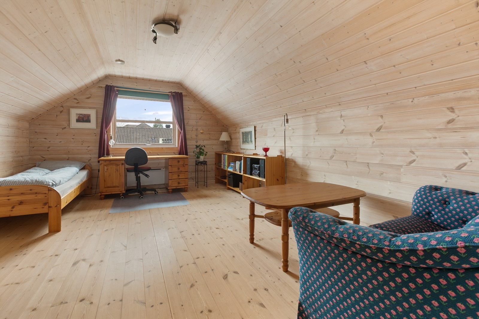 Det andre innredede rommet på loftet er også romslig, med plass til møblement eller oppbevaring. Galleribilde