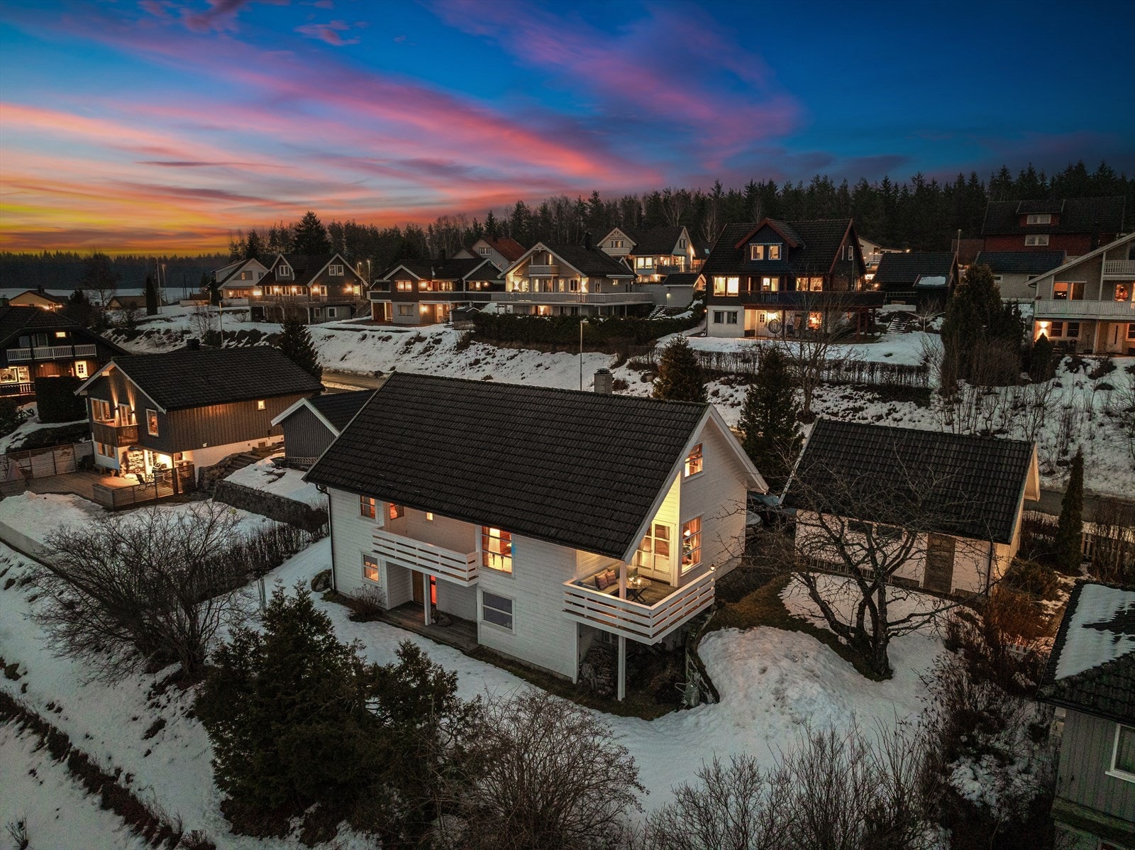 En innholdsrik enebolig fra 1989, fordelt over tre plan med dobbelgarasje. Galleribilde