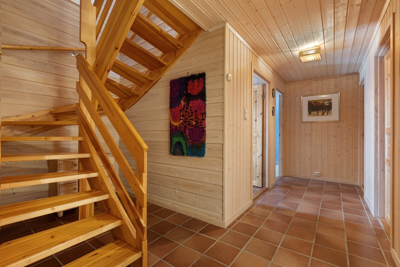 Gangen i kjelleren har flislagt gulv med gulvvarme. Galleribilde