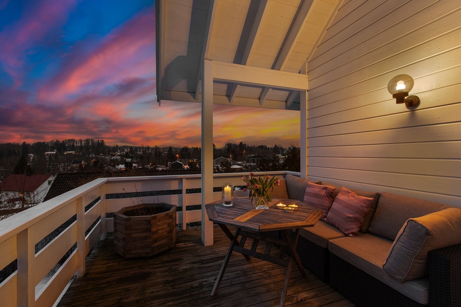 Den vestvendte balkongen har plass til en hyggelig sittegruppe. Galleribilde